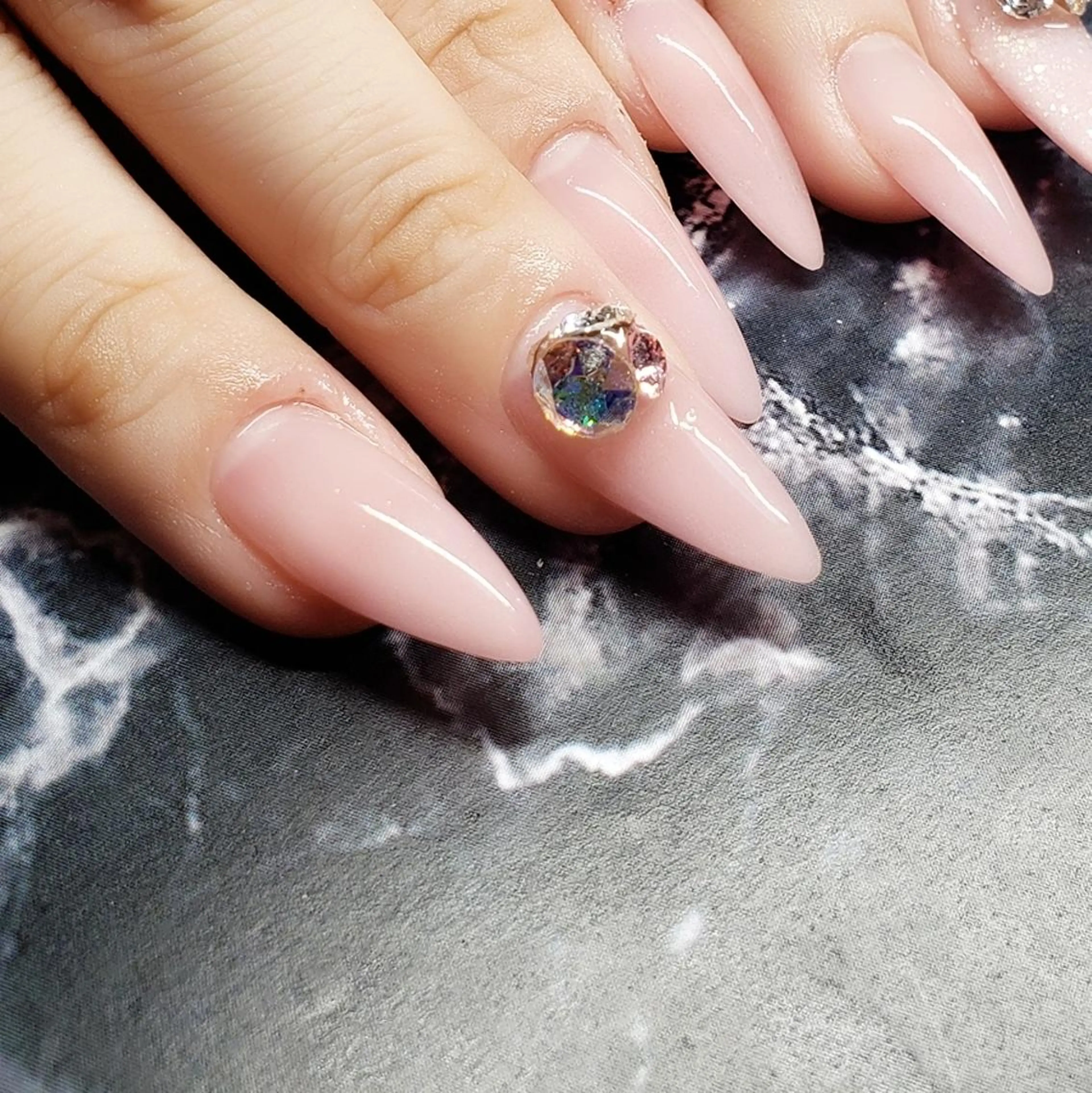 ミディアム ネイル アートネイル ストーンネイル ハンドネイル クロキ 。のネイルデザイン