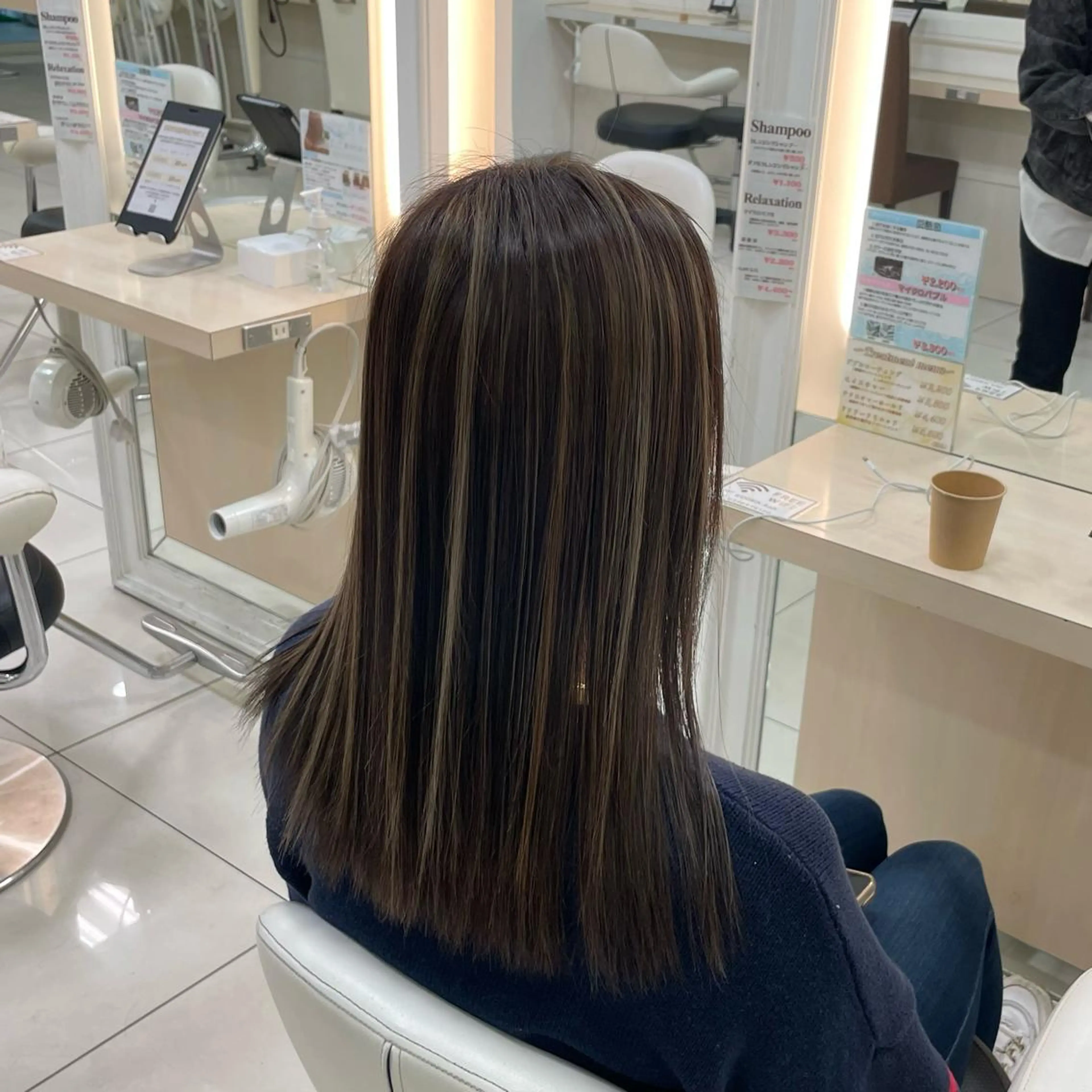 セミロング カラー 崎山 紗吏のヘアスタイル