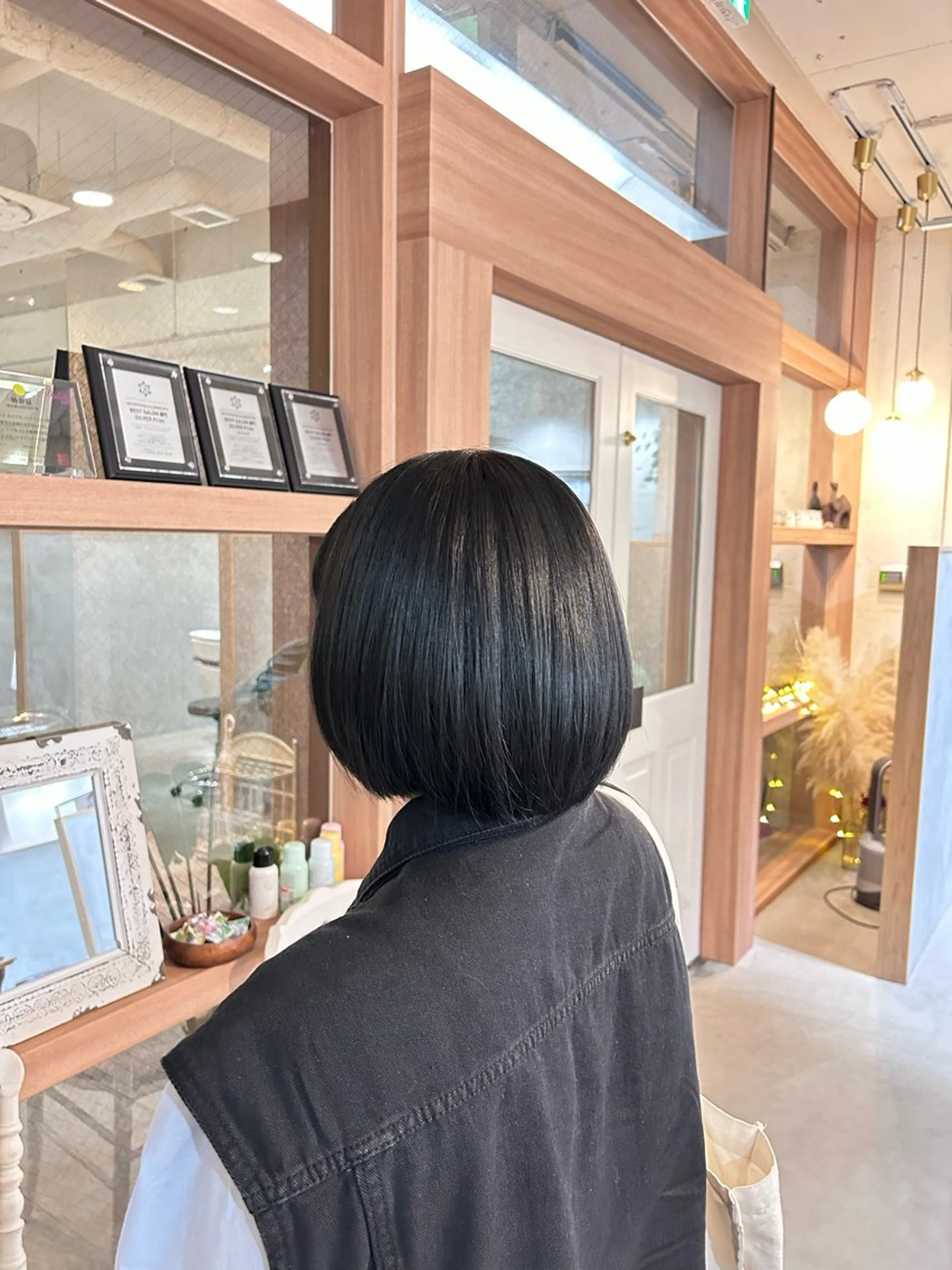 ショート カラー 黒髪 ブルーカラー ブルーブラック ambiente所属・瀬川 夏緒のヘアスタイル