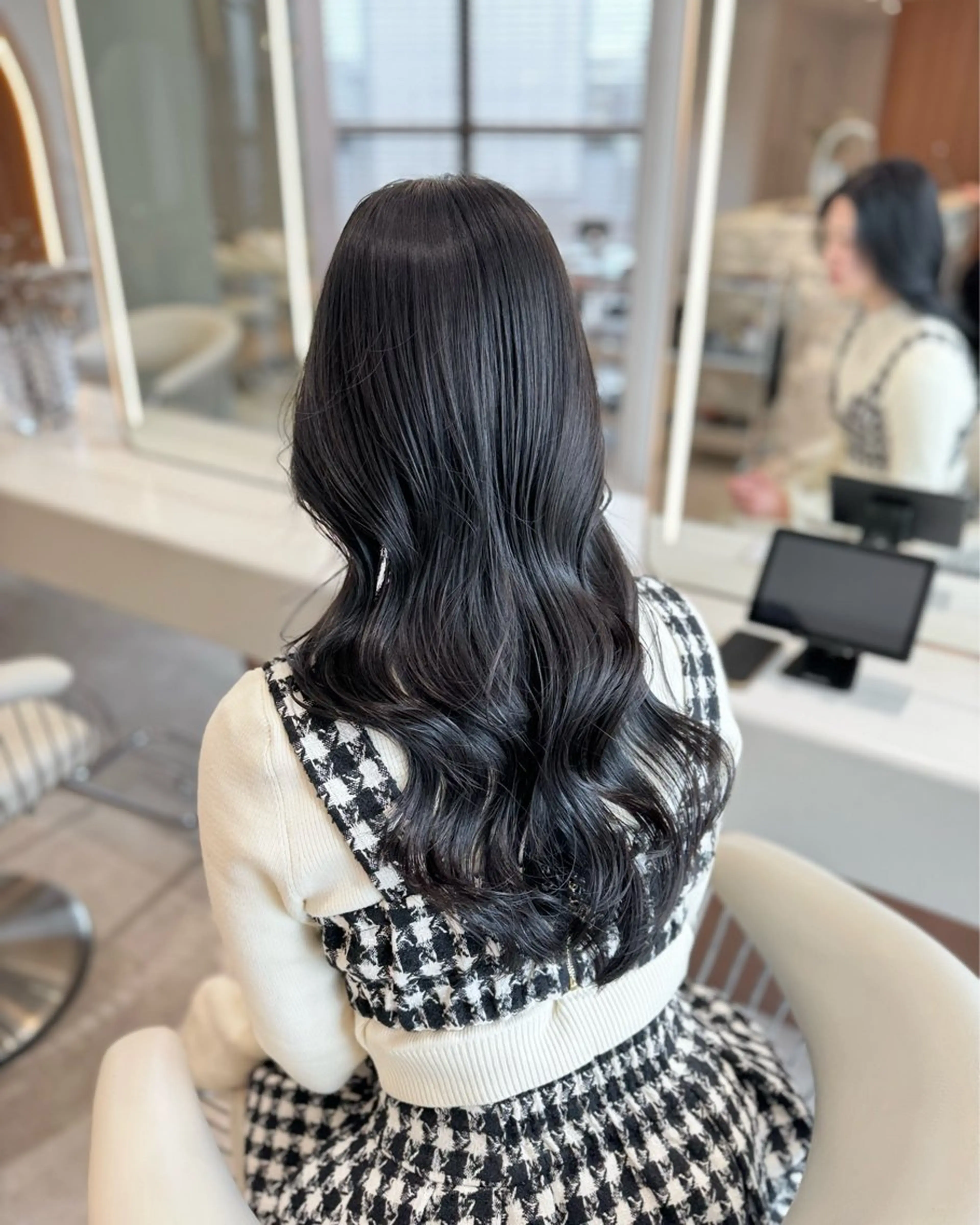 ロング カラー 黒髪 ブルーカラー ブルーブラック ダークグレー ダークグレージュ ヘアカラー トリートメント 韓国レイヤー🇰🇷 韓国研修◎渋谷カイトのヘアスタイル