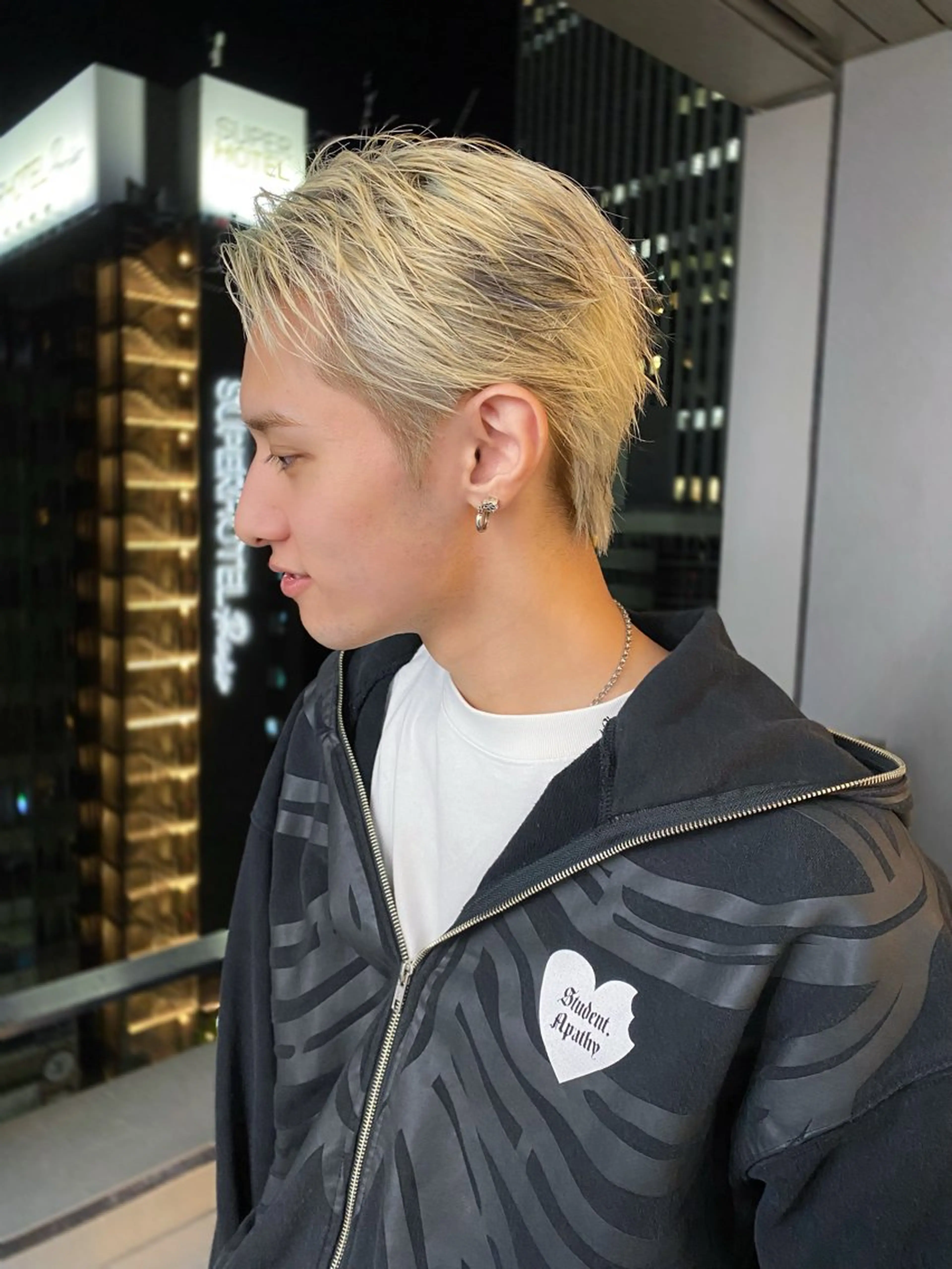 カラー メンズ メンズブリーチ メンズハイトーン ブリーチ ケアブリーチ ハイトーンカラー カット ヘアカラー トリートメント k.e.y銀座店所属・安藤幹人 メンズカット/パーマのヘアスタイル