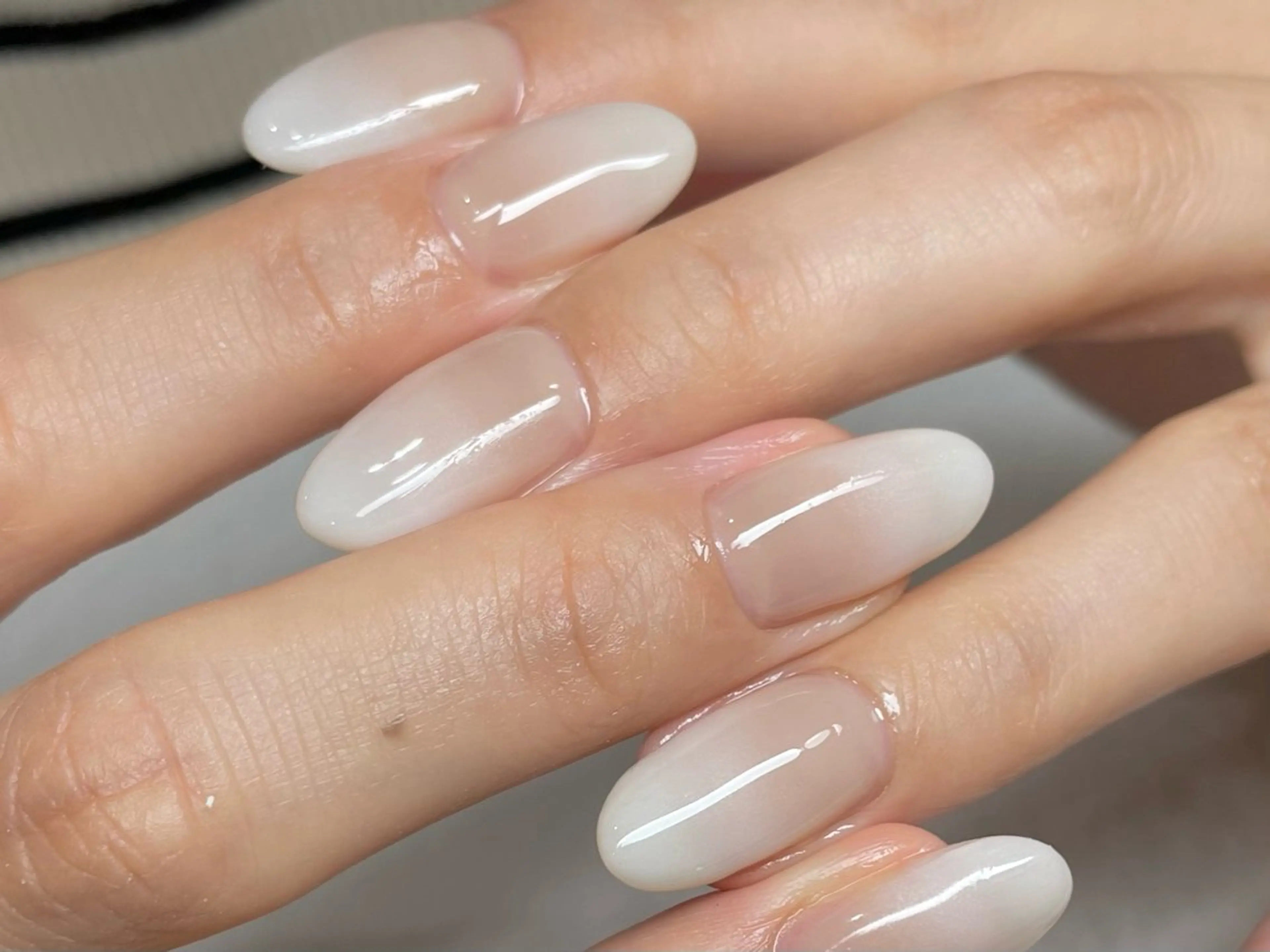 ネイル グラデーション ホワイト ハンドネイル riri nail所属・riri-nail Rie Endoのネイルデザイン