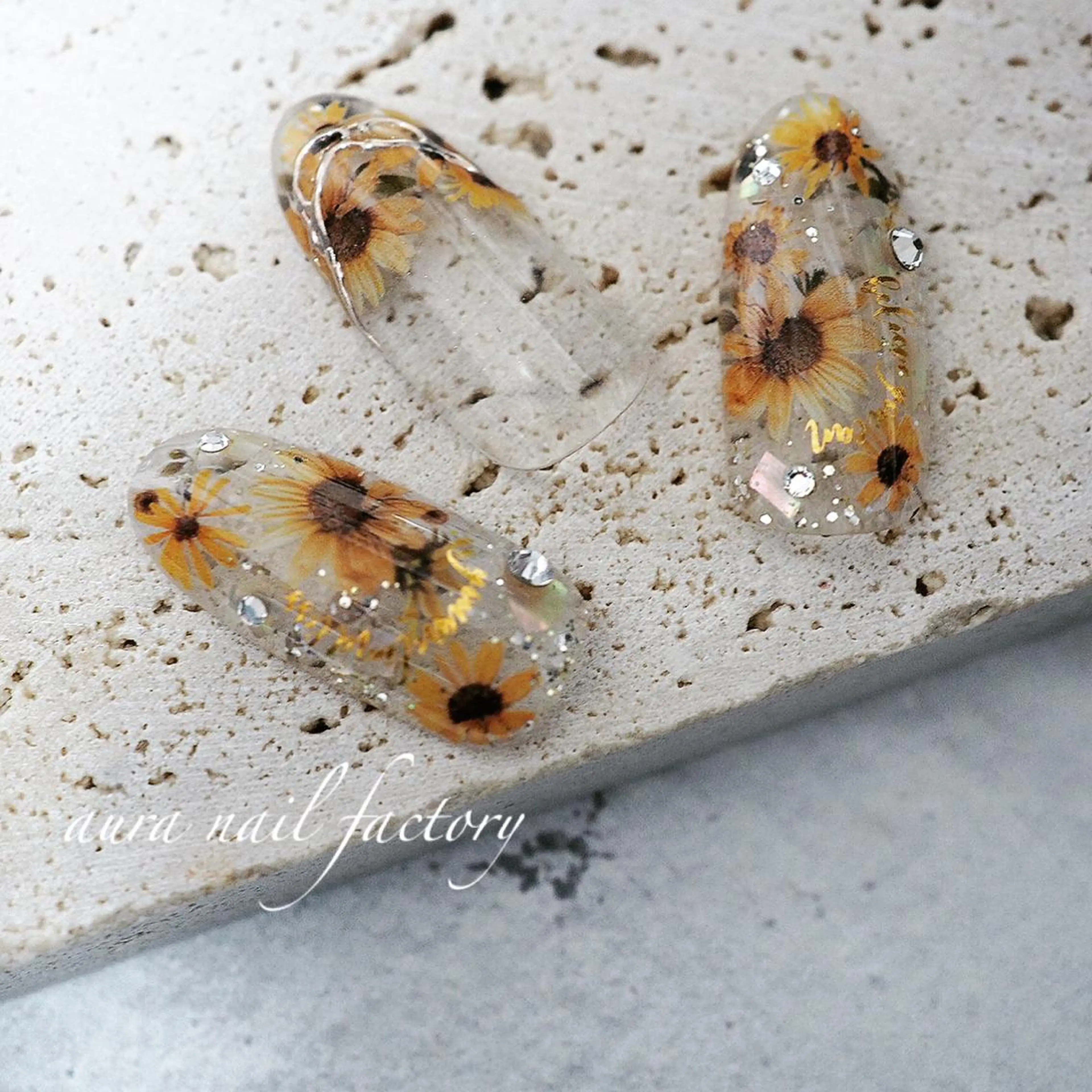 ミディアム カラー ネイル ニュアンスネイル 赤色 赤羽　アウラ ネイルファクトリーのネイルデザイン