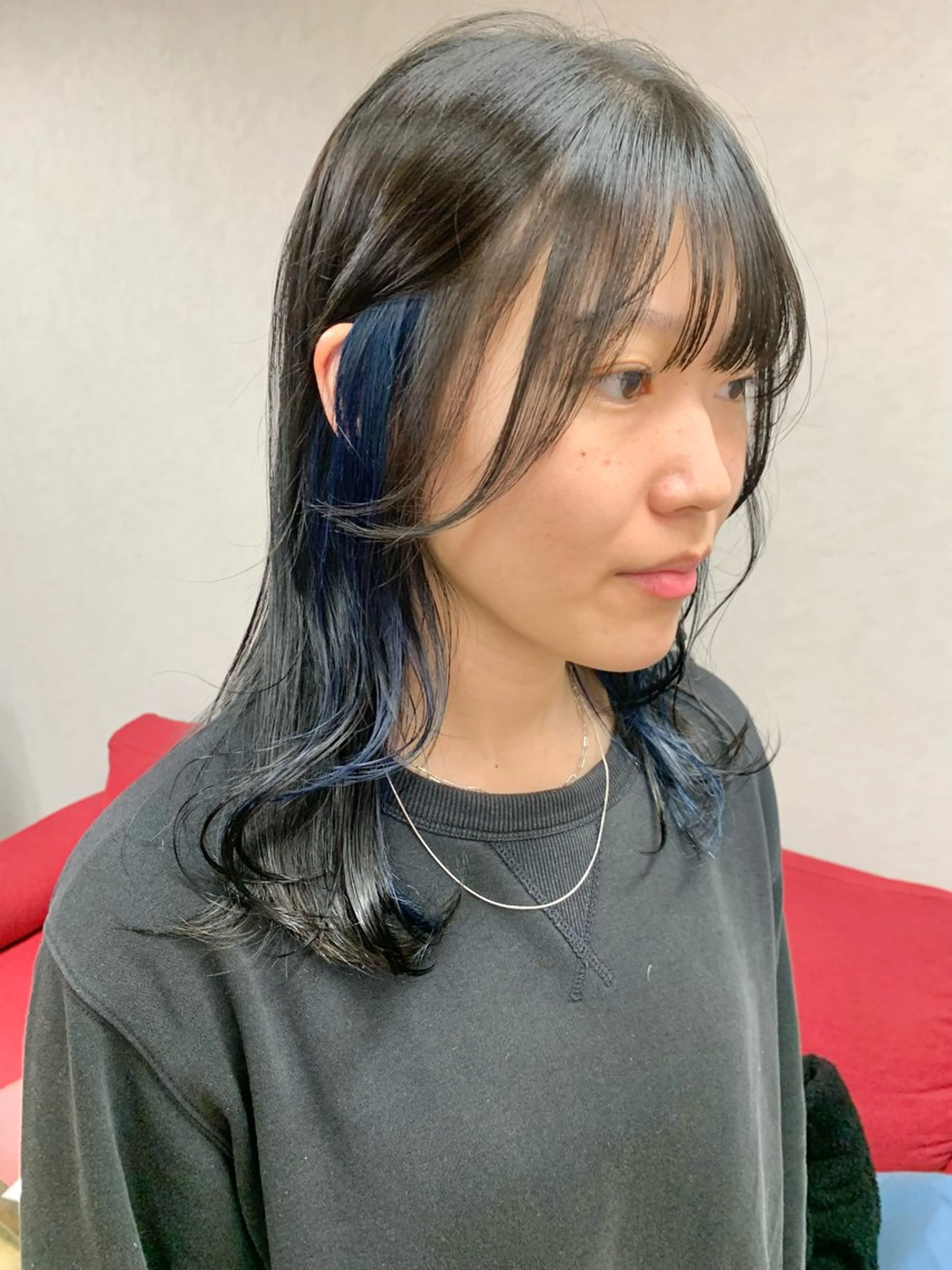ミディアム カラー ヘアアレンジ 黒髪 ブルーカラー ブルーブラック 透明感カラー イヤリングカラー ヘアカラー ayumi🌈 インナーカラー🌈のヘアスタイル