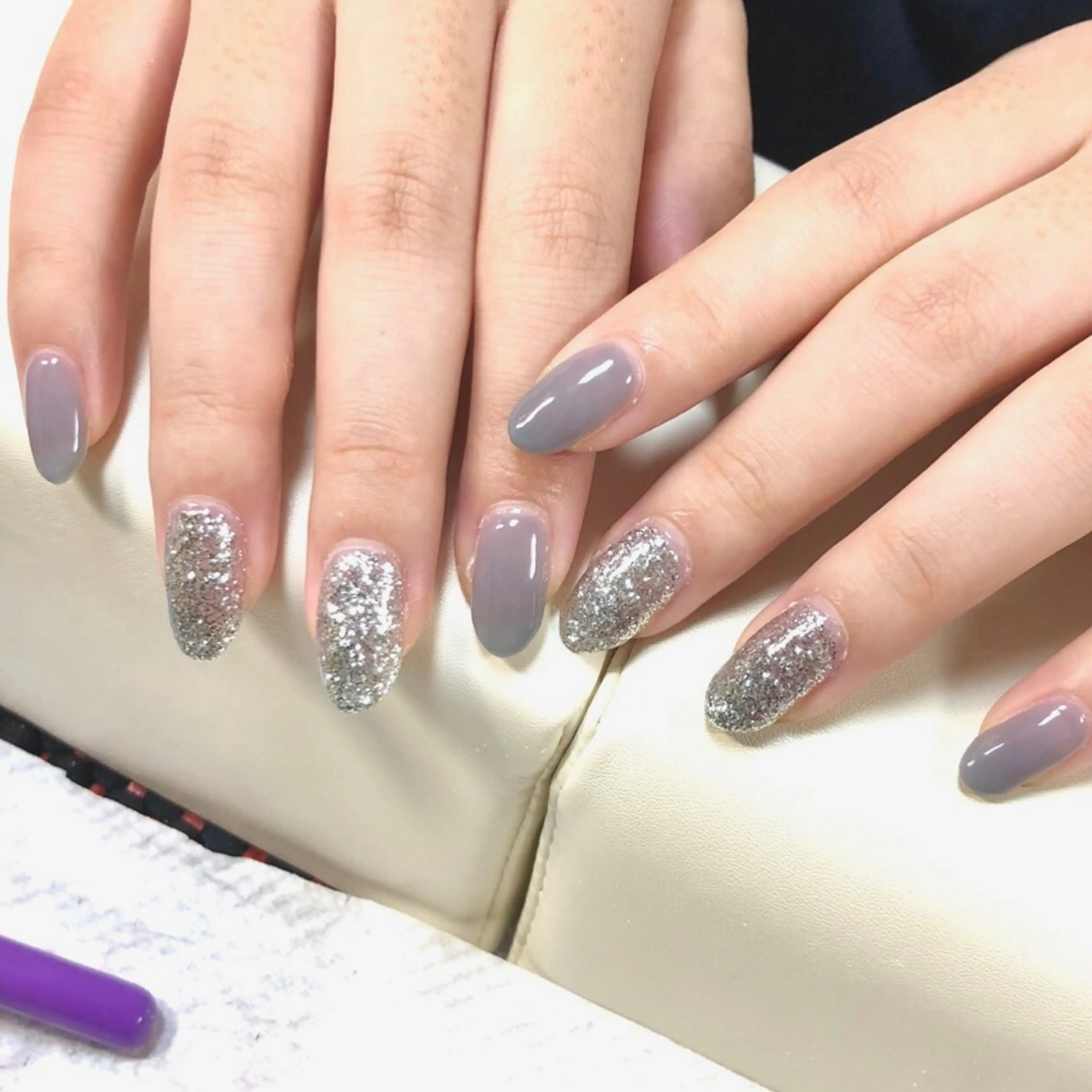 ネイル ブルー キラキラネイル ワンカラーネイル シンプルネイル ハンドネイル meeho所属・salon *meehoのネイルデザイン