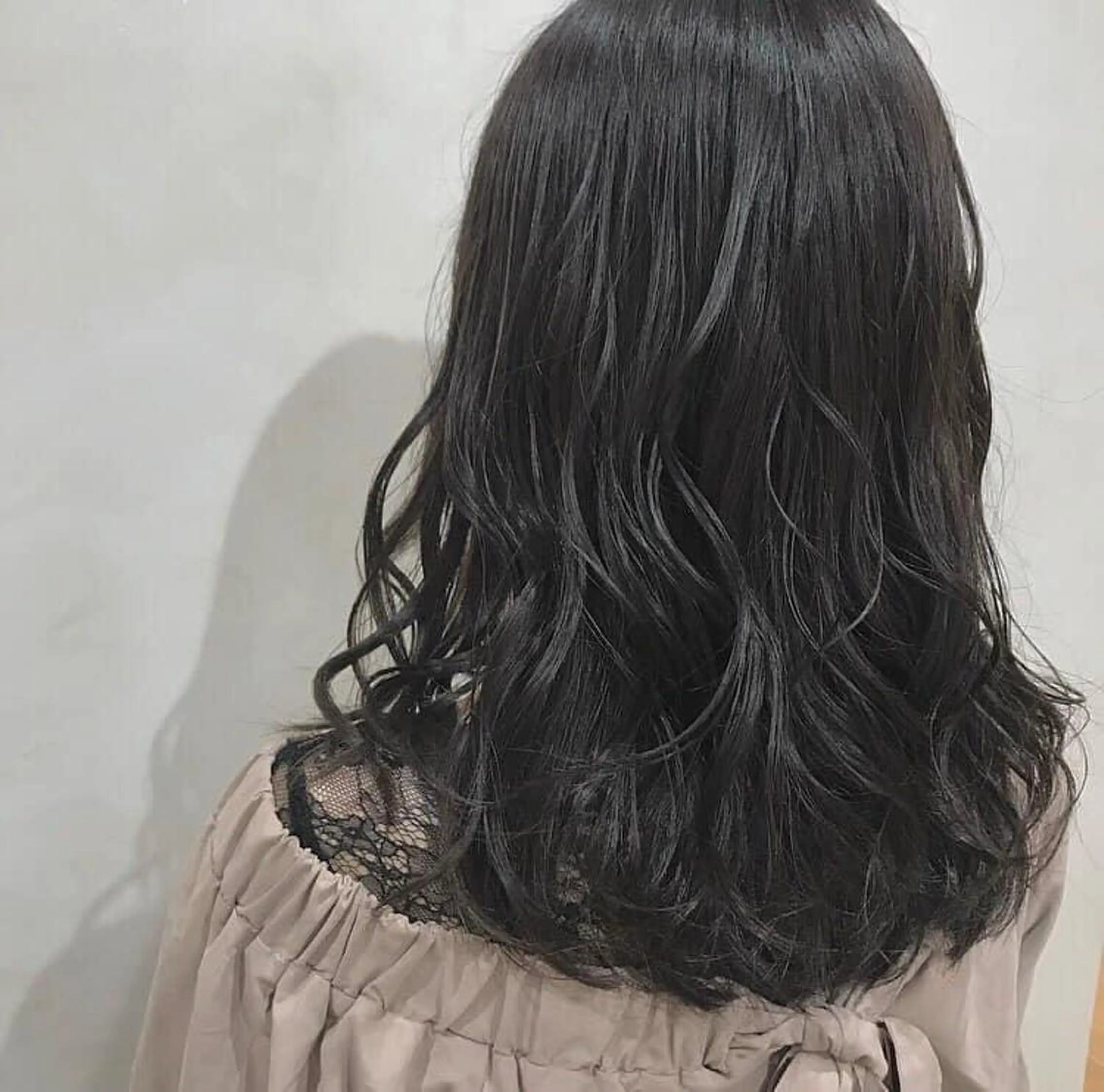 カラー ブリーチなしカラー/ 顔周りレイヤーカットのヘアスタイル