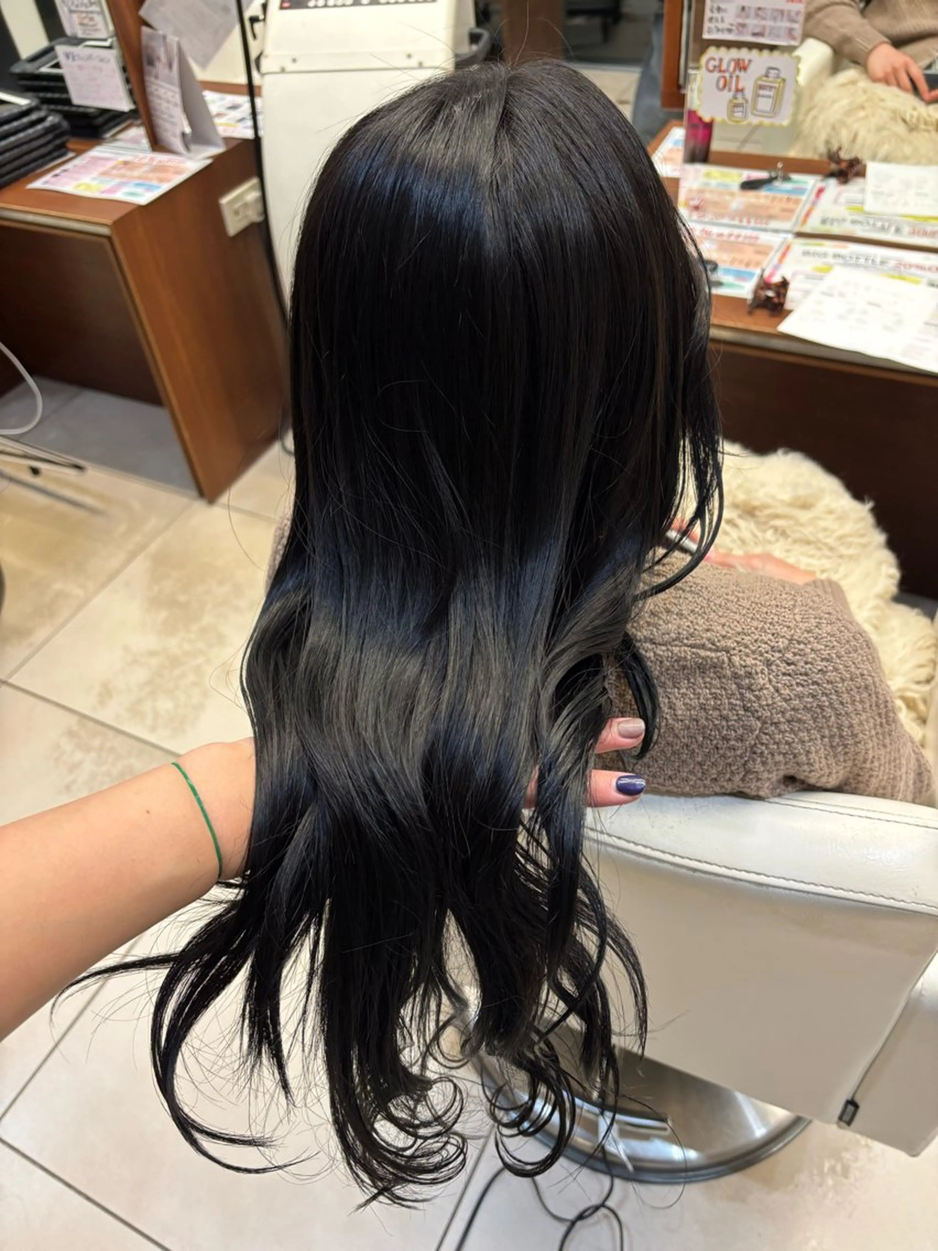 ロング カラー 黒髪 水野 志保のヘアスタイル