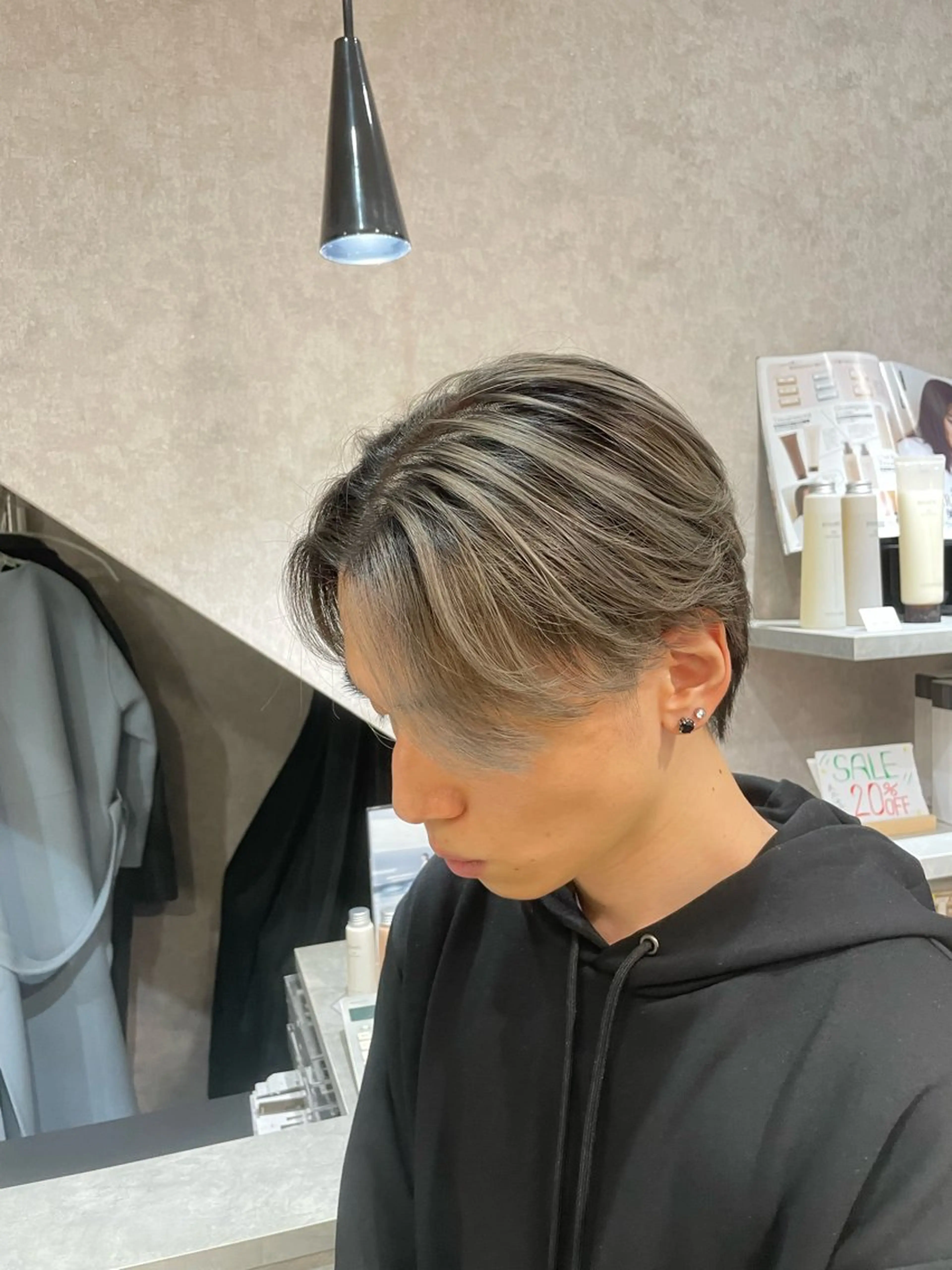 カラー メンズ メンズバレイヤージュ センターパート フェードカット メンズハイライト 刈り上げ ヘアカラー ブリーチ特化|メンズ 支持率◎ Takuのヘアスタイル