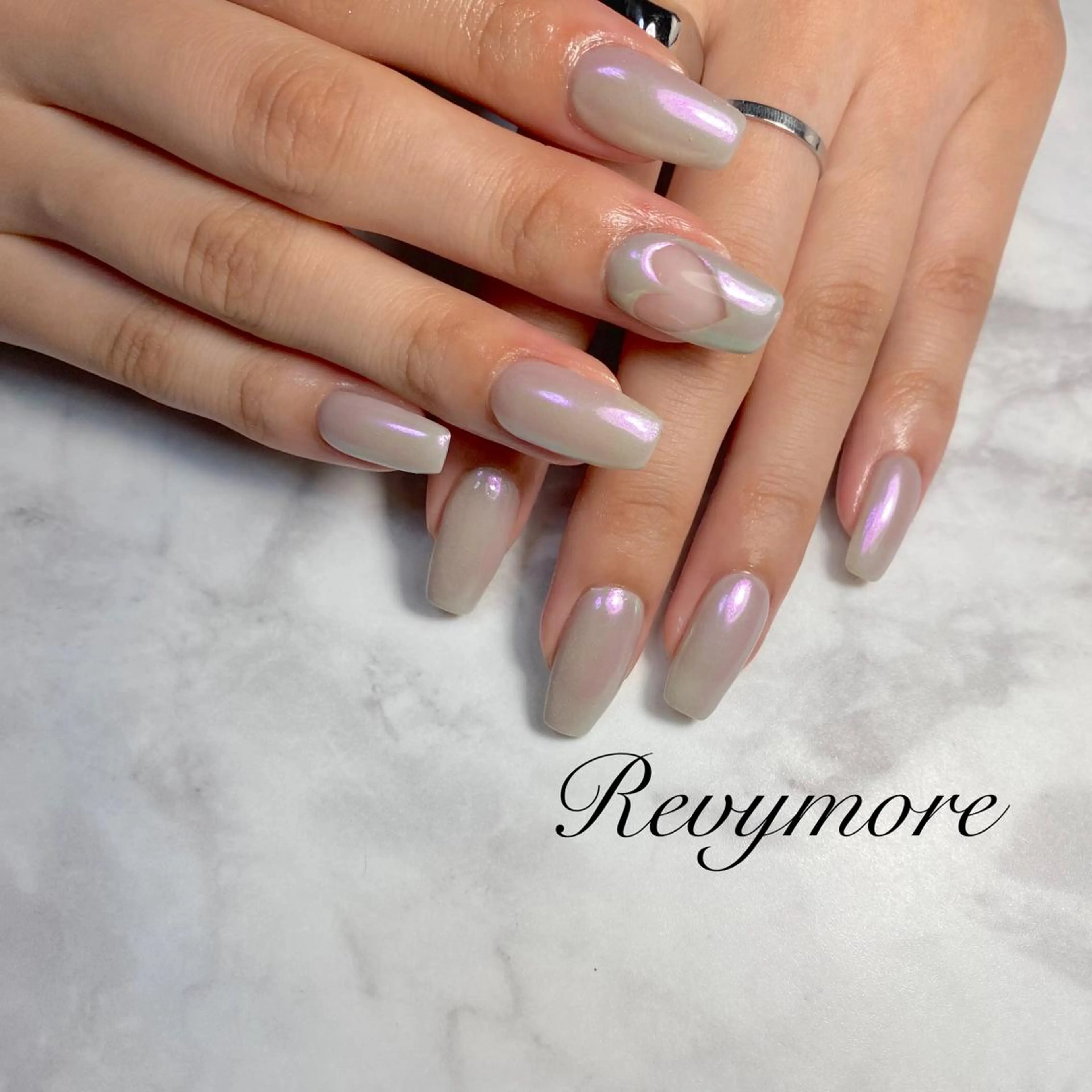 ミディアム ネイル 韓国風ヘア オーロラネイル ジェルネイル ハート キラキラネイル nail salon Revymore所属・nail salon Revymoreのネイルデザイン