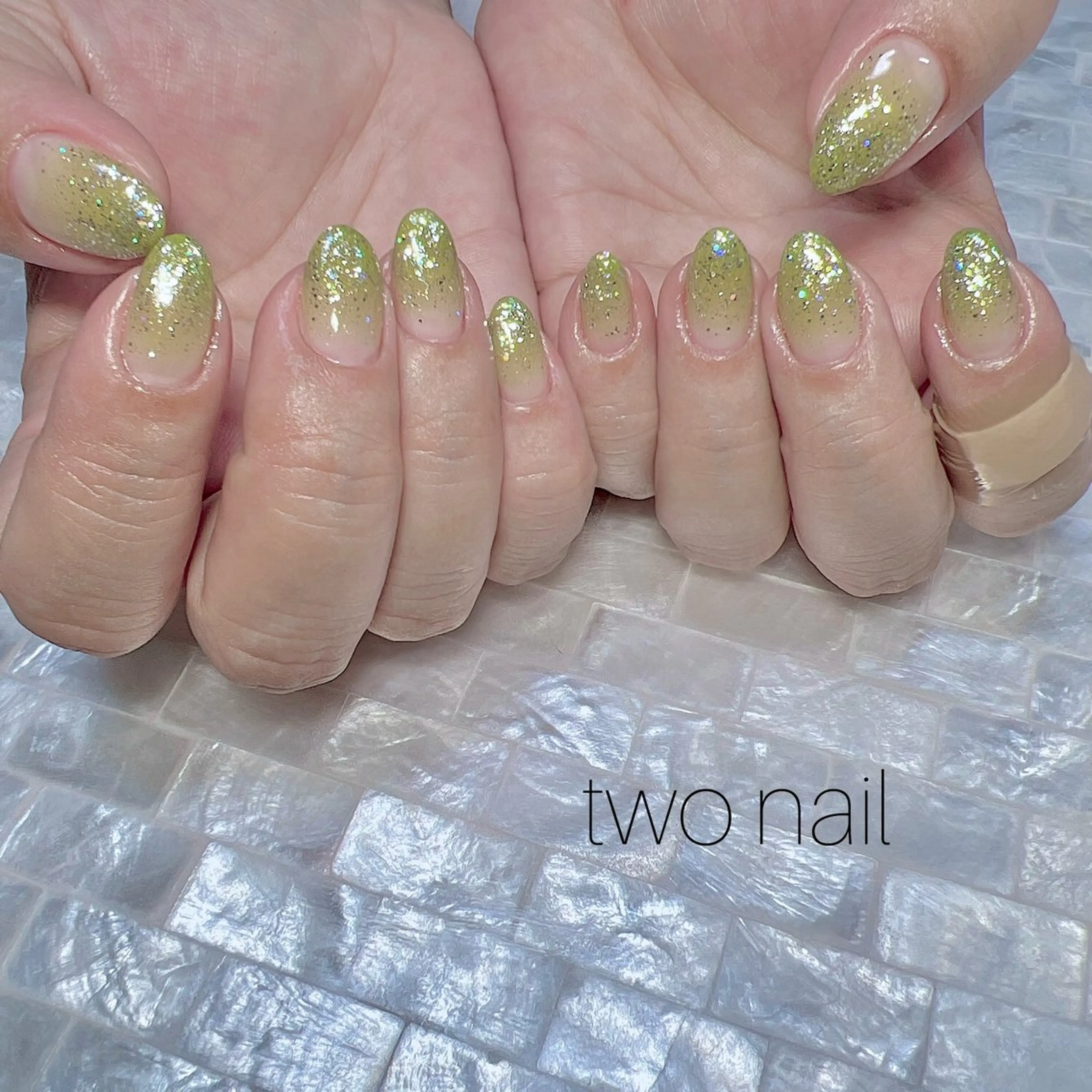 ネイル キラキラネイル ネイルチップ ホワイト ハンドネイル two nailのネイルデザイン