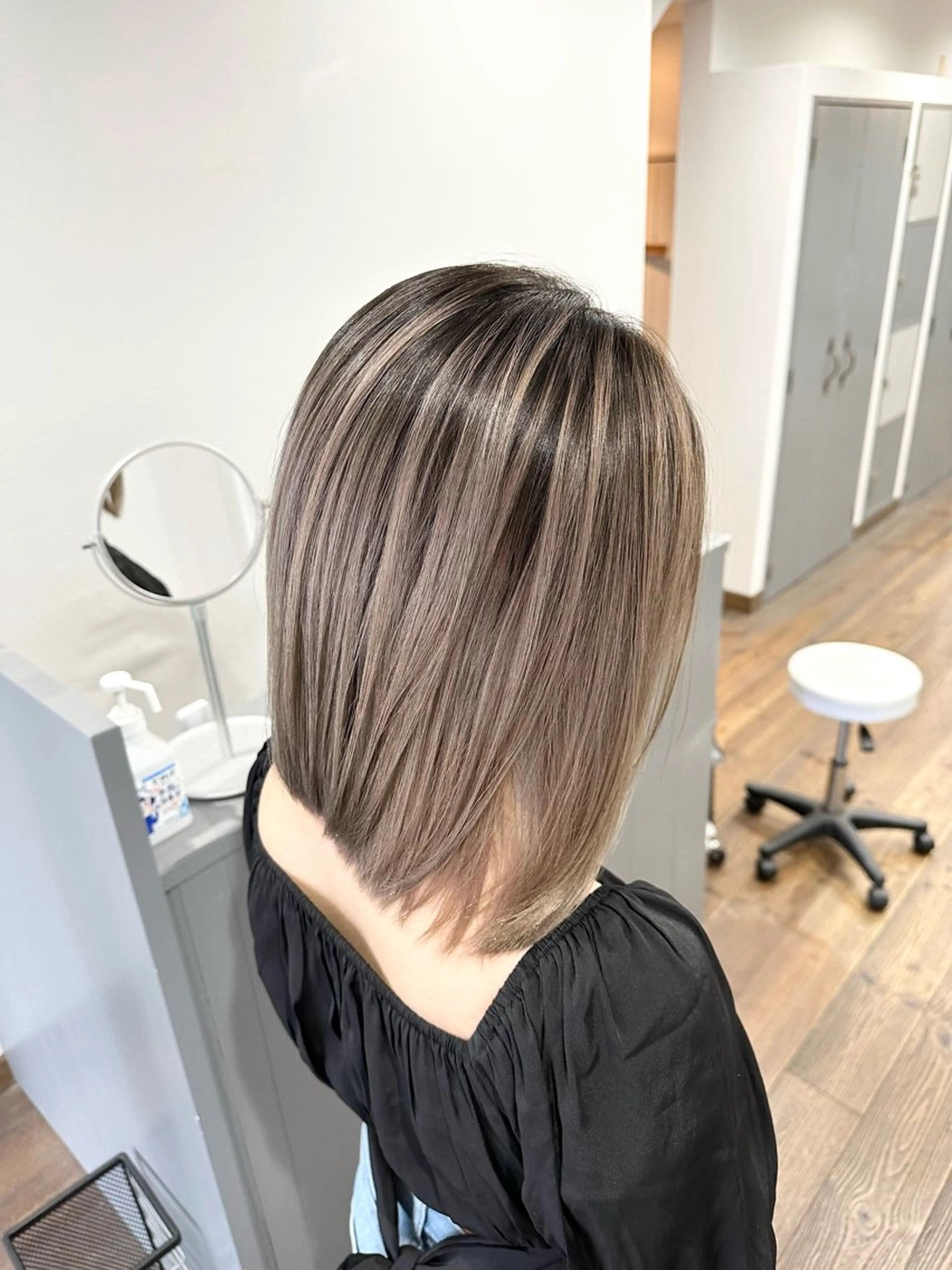 ミディアム レイヤーカット カット ヘアカラー トリートメント _White広島所属・バレイヤージュ 隅中秀弥のヘアスタイル