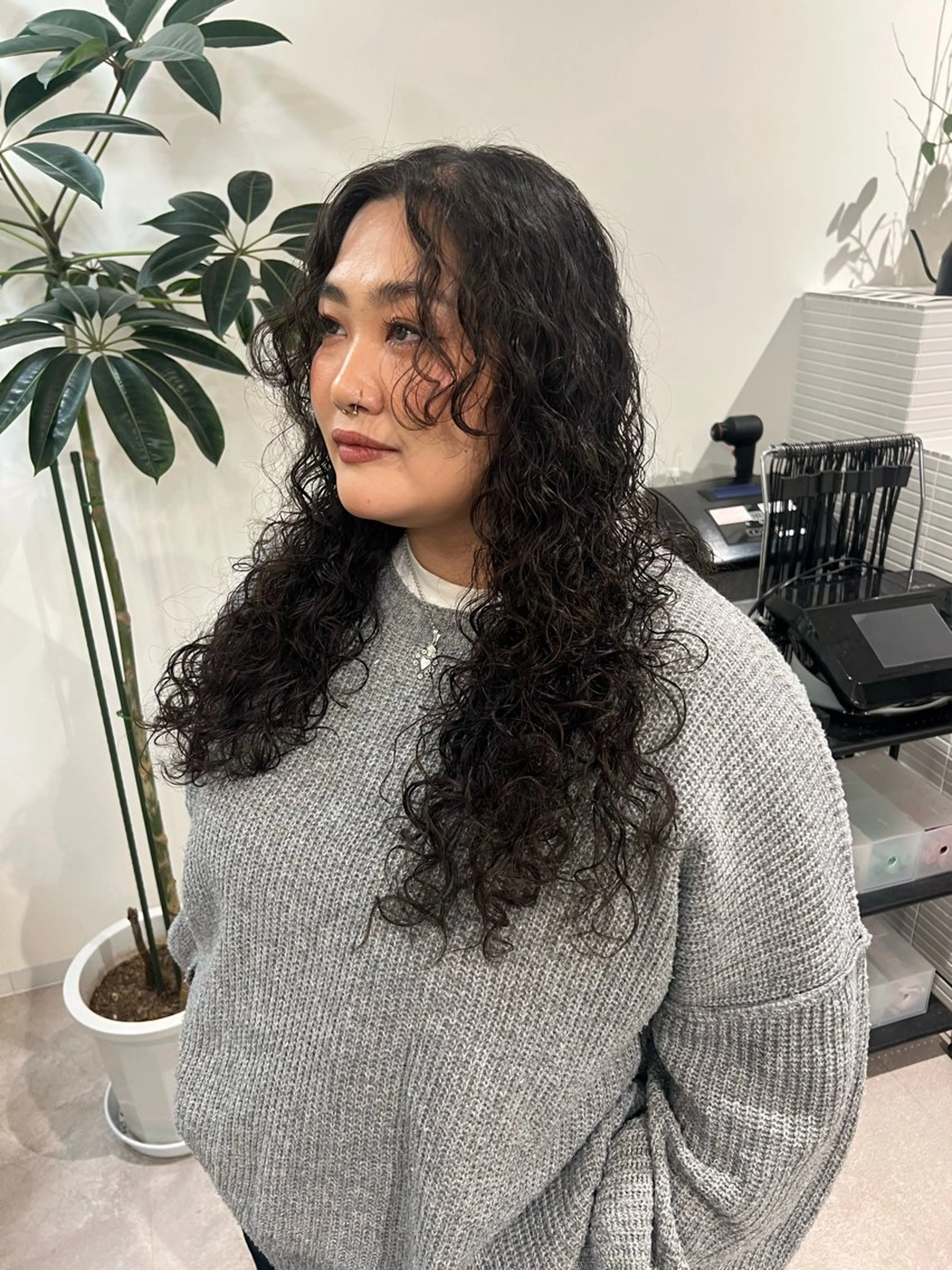 ロング パーマ スパイラルパーマ カット パーマ トリートメント 暗髪カラー🫐パーマ おくだりんかのヘアスタイル