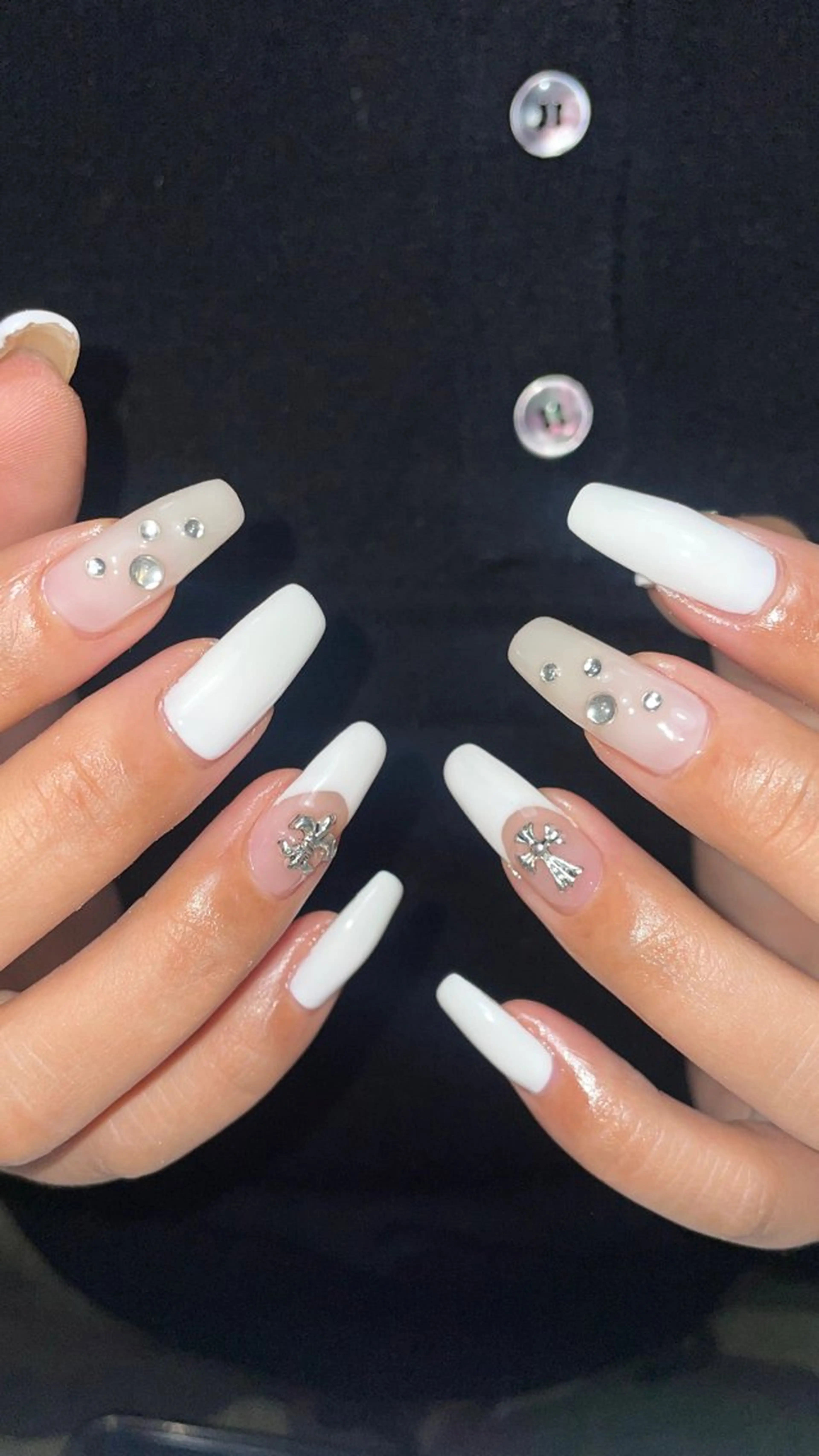 ネイル フレンチネイル ストーンネイル 冬ネイル ハンドネイル miinail miyuuのネイルデザイン