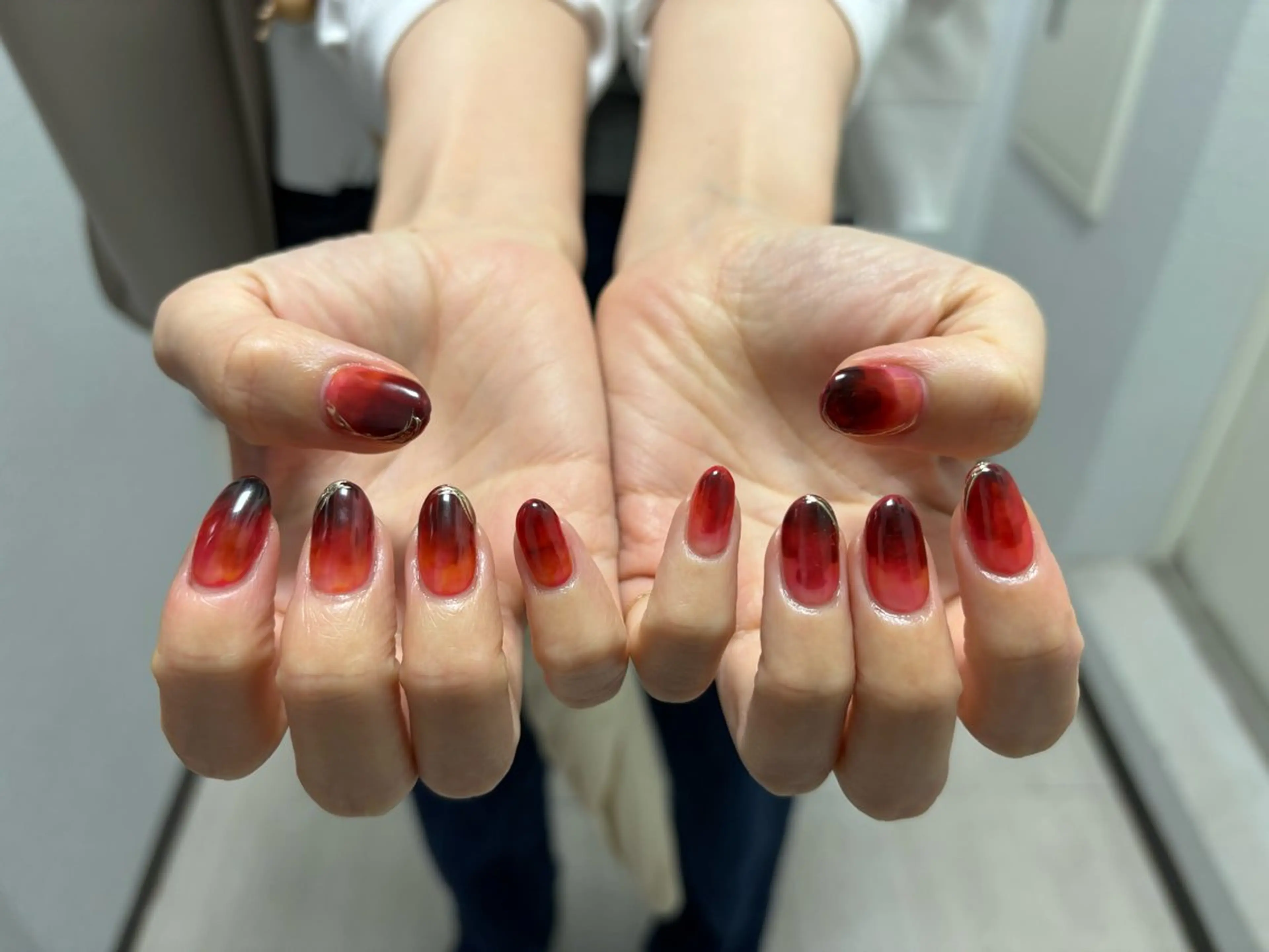 ネイル グラデーション 赤色 ハンドネイル Lani🌈Nail Konatsuのネイルデザイン