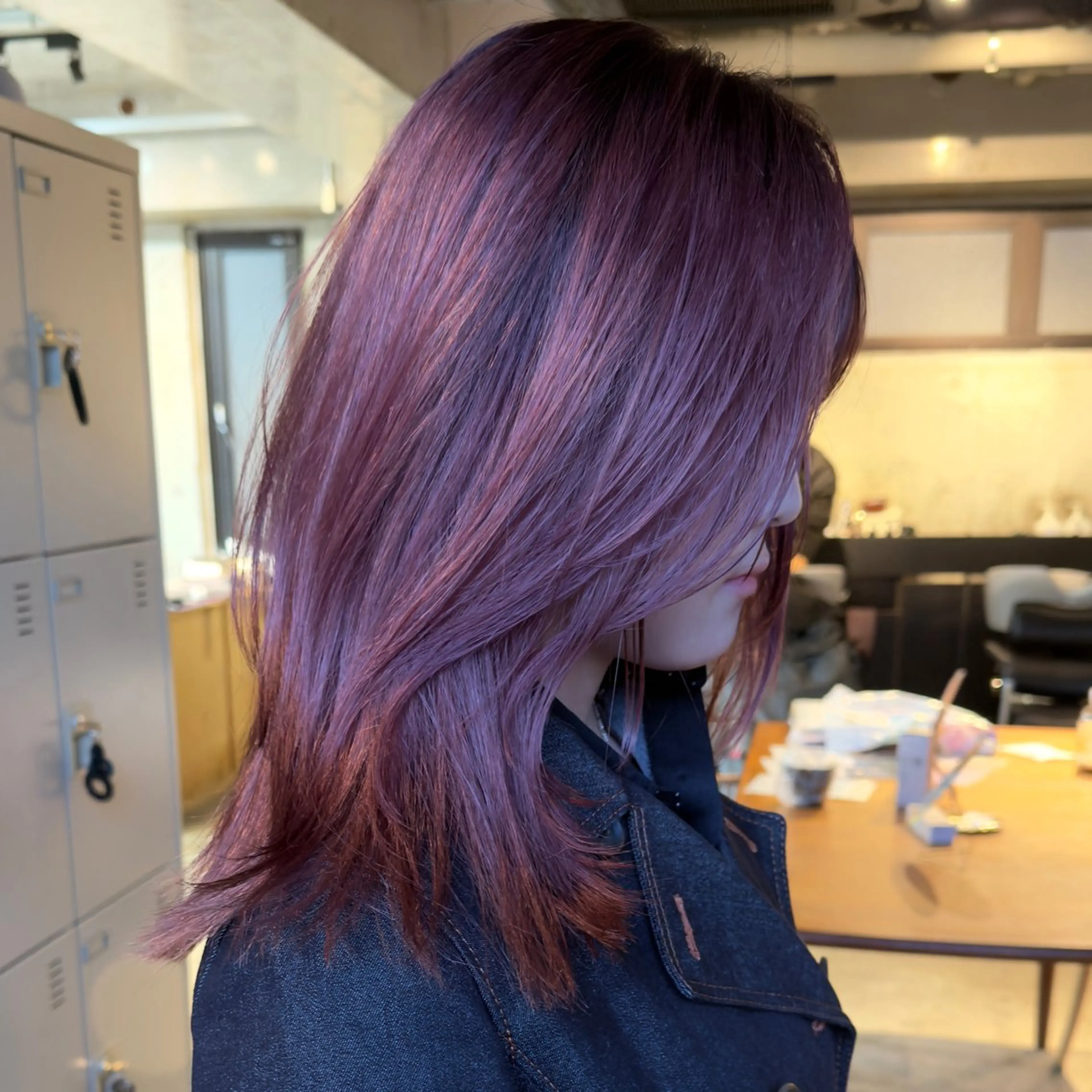 セミロング ウルフとデザイン カラーの神のヘアスタイル