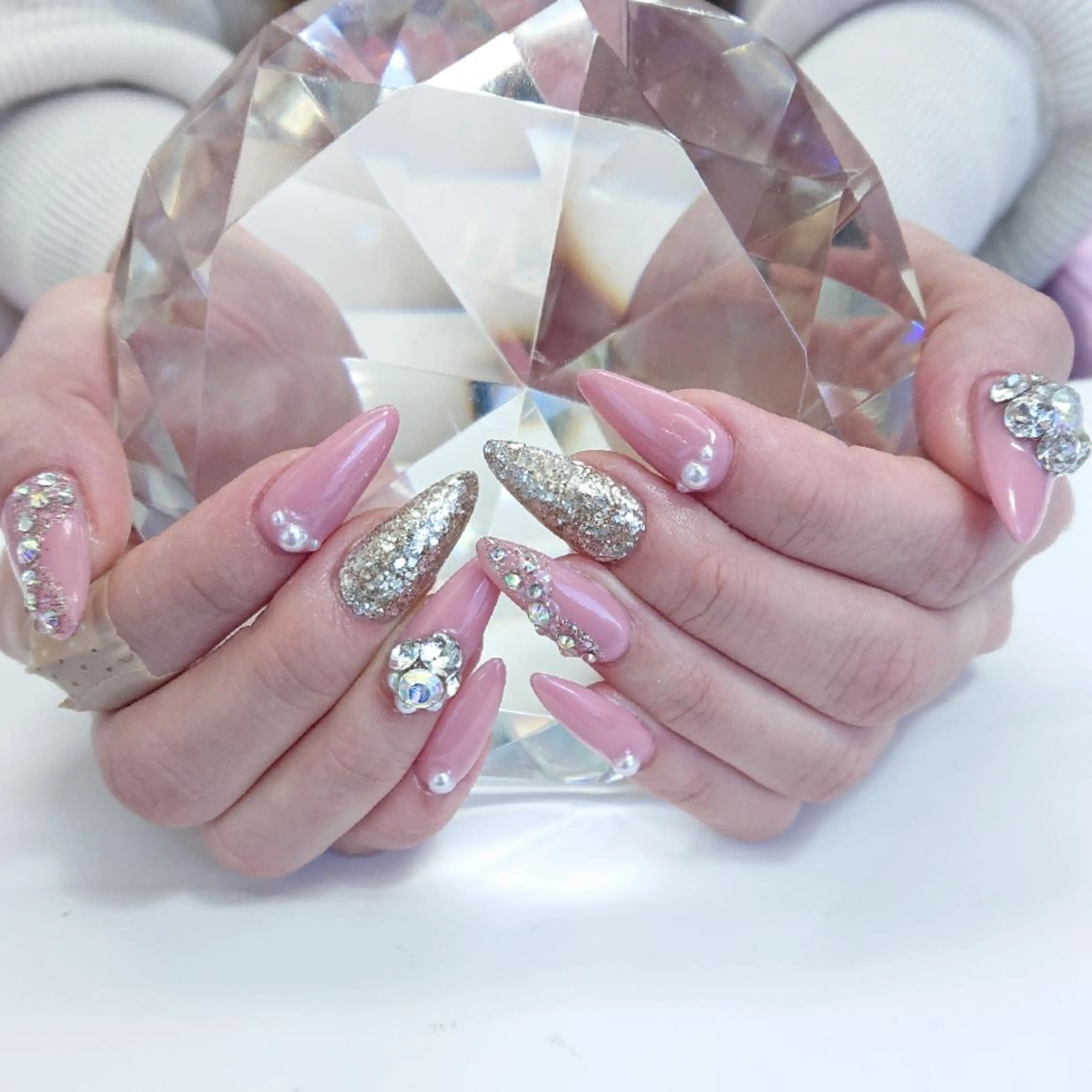ネイル オーロラネイル キラキラネイル ピンク ストーンネイル ブライダルネイル Coco Girlsのネイルデザイン