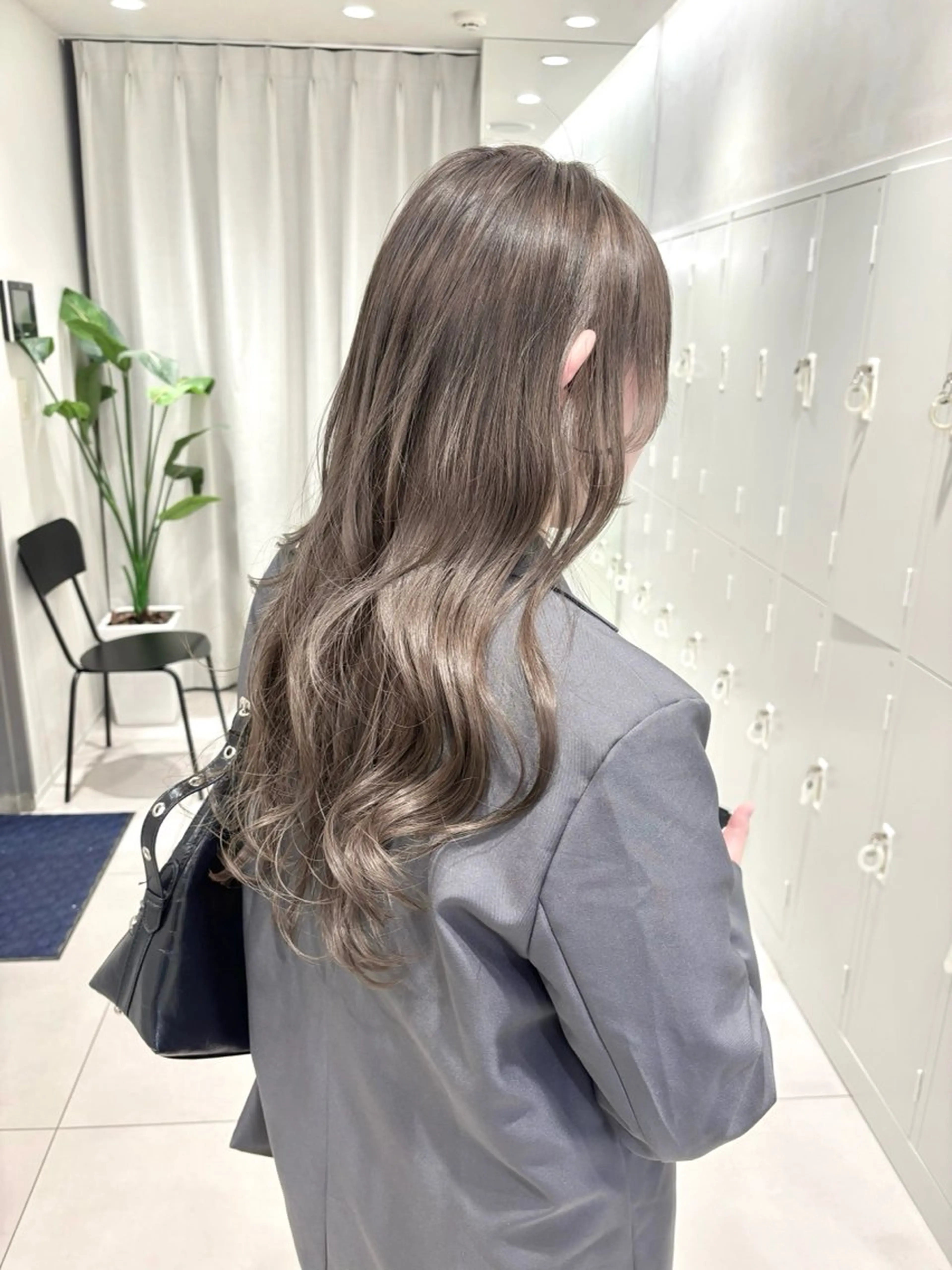 ロング カラー グレージュ ヘアカラー 透明感カラー・レイヤ ー🎀amika🎀のヘアスタイル