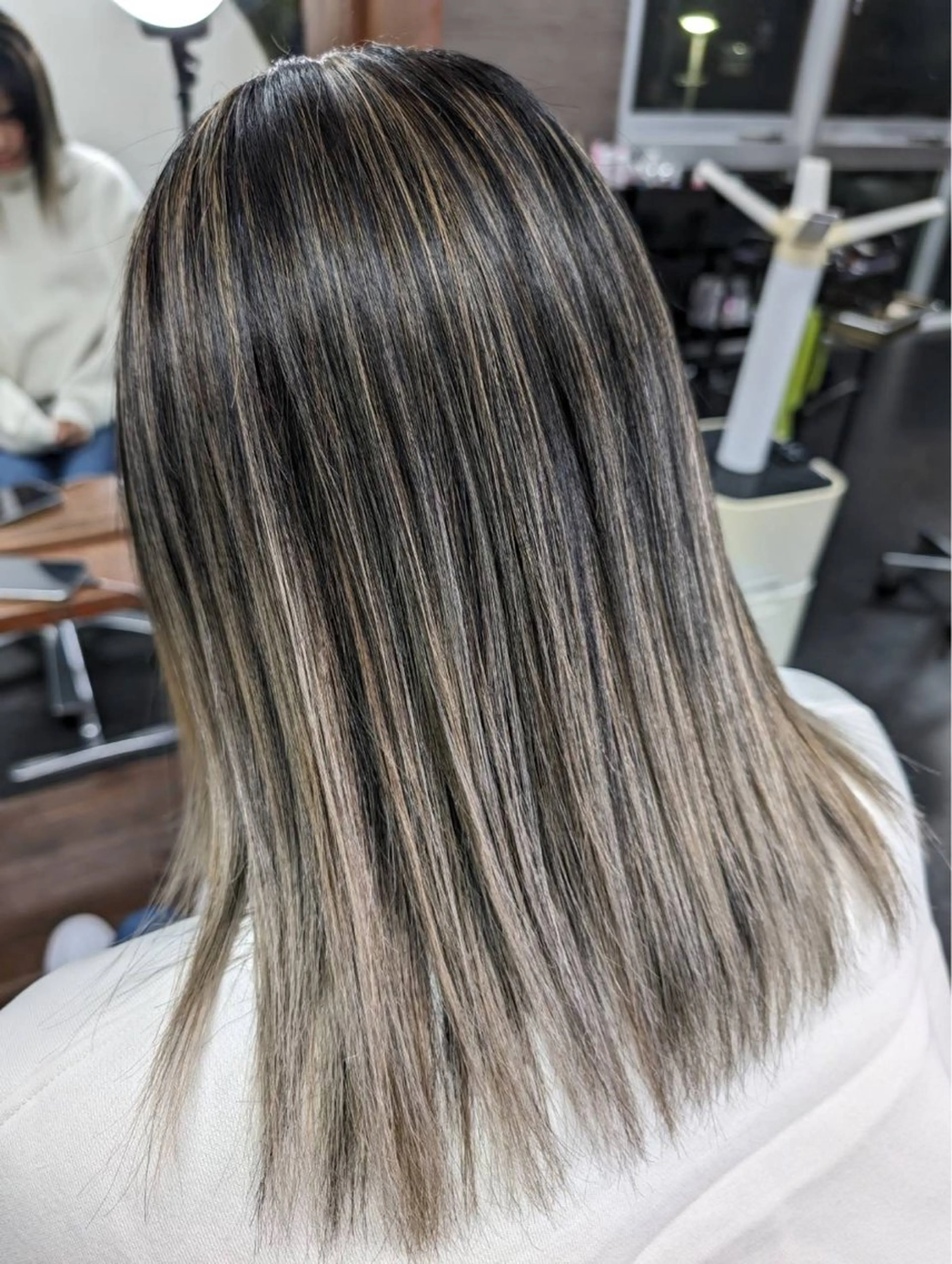 セミロング レイヤーカット ヘアカラー OLUOLU所属・桝田 友美のヘアスタイル