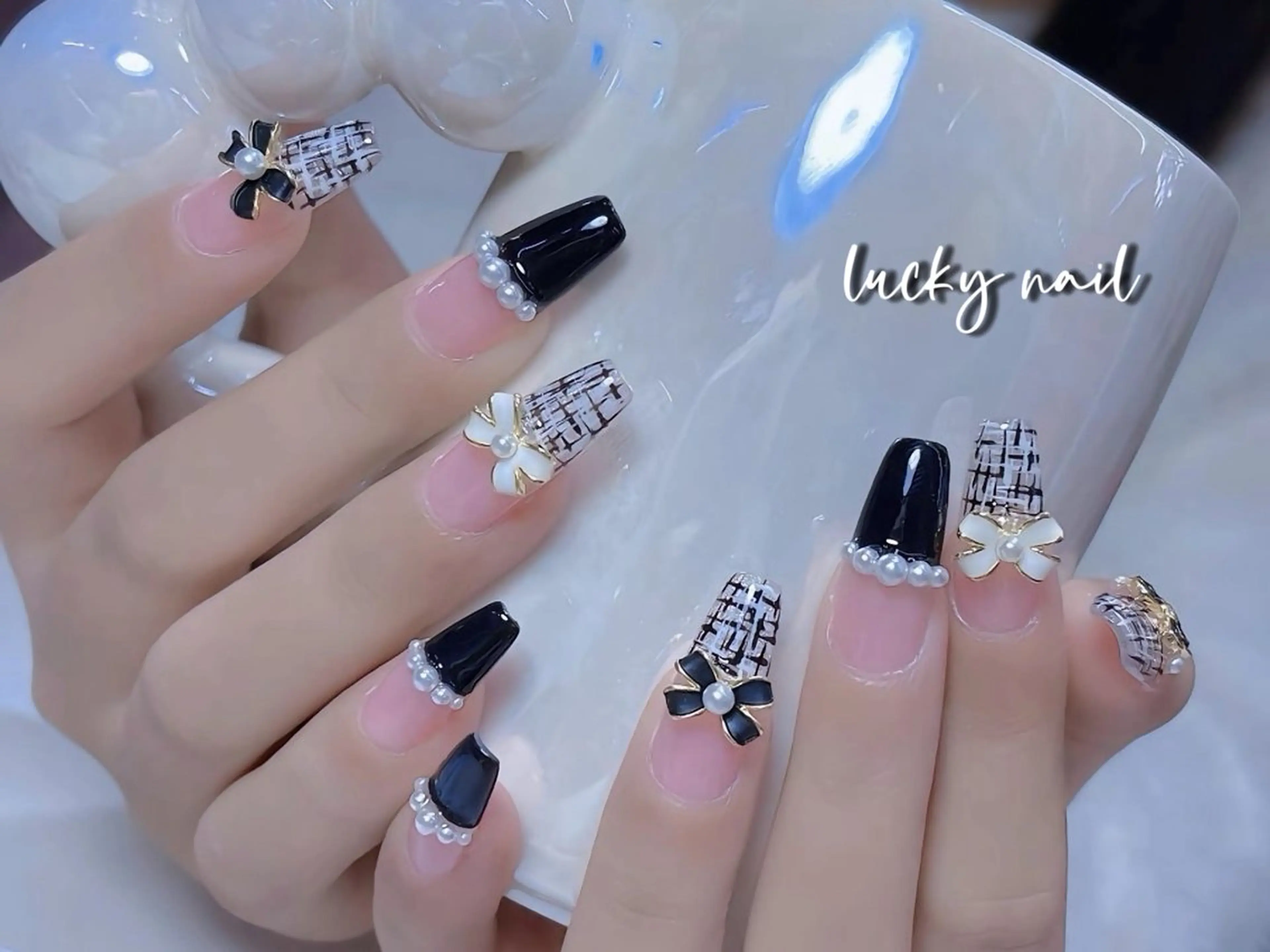 ネイル ブルー チークネイル 長さ出し ジェルネイル ゴールド ハンドネイル ハンドケア ラッキーネイルサロン 西川口東口店のネイルデザイン