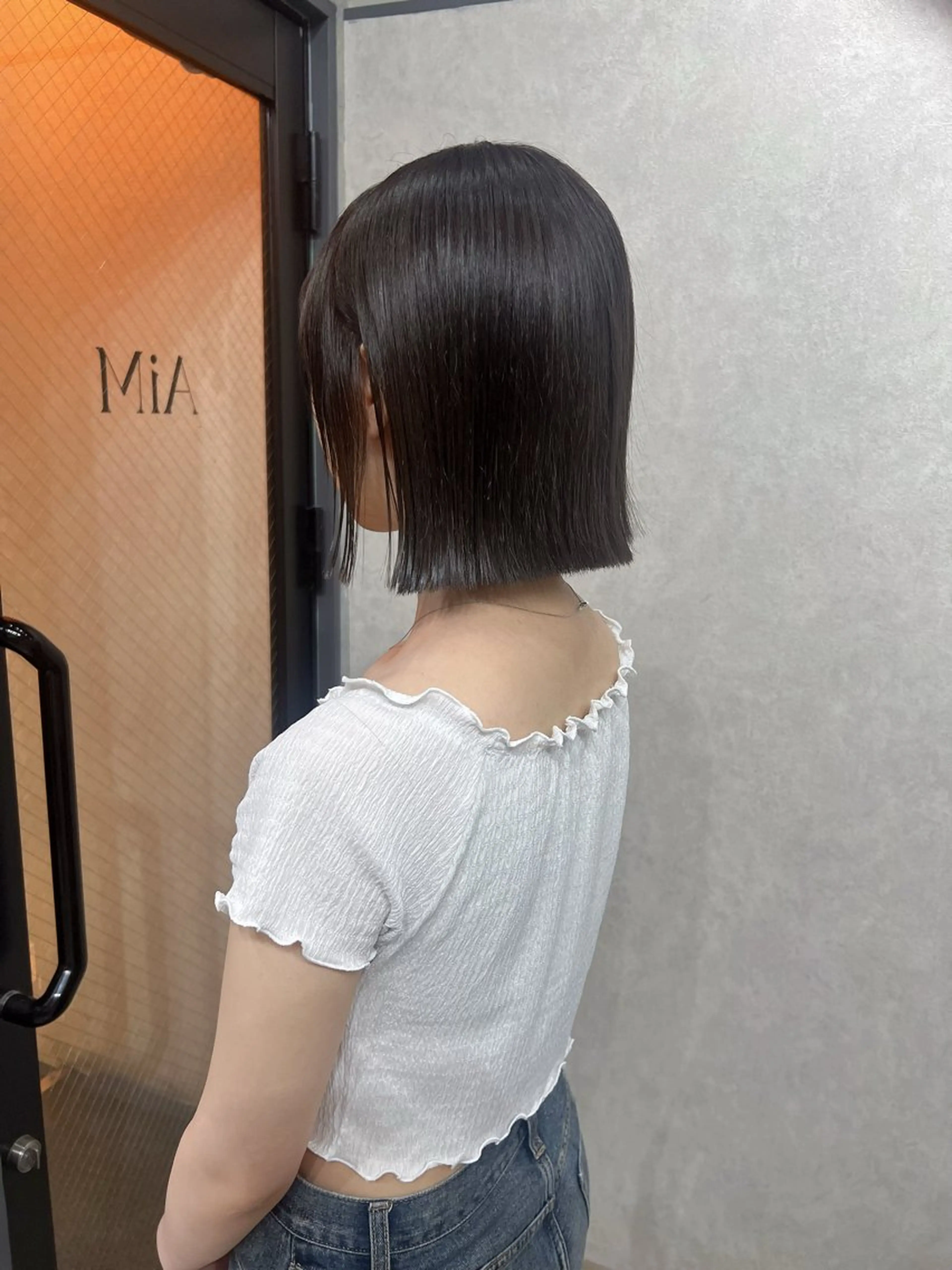 ショート カラー 切りっぱなしボブ ベージュカラー ブリーチ ケアブリーチ グレージュ カット ヘアカラー YUI ハイトーンカラーのヘアスタイル