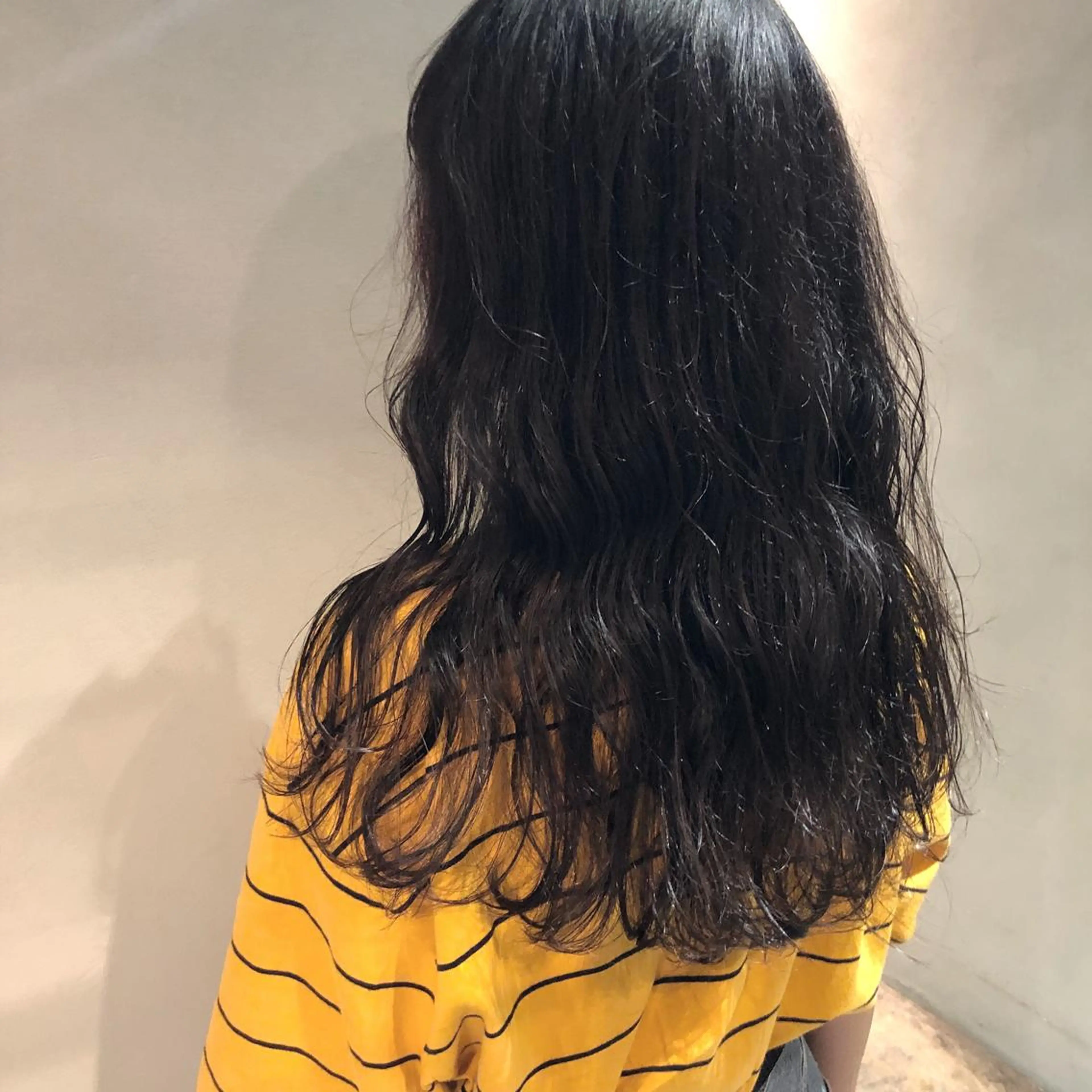 ロング くせ毛 カット 横山 莉奈のヘアスタイル