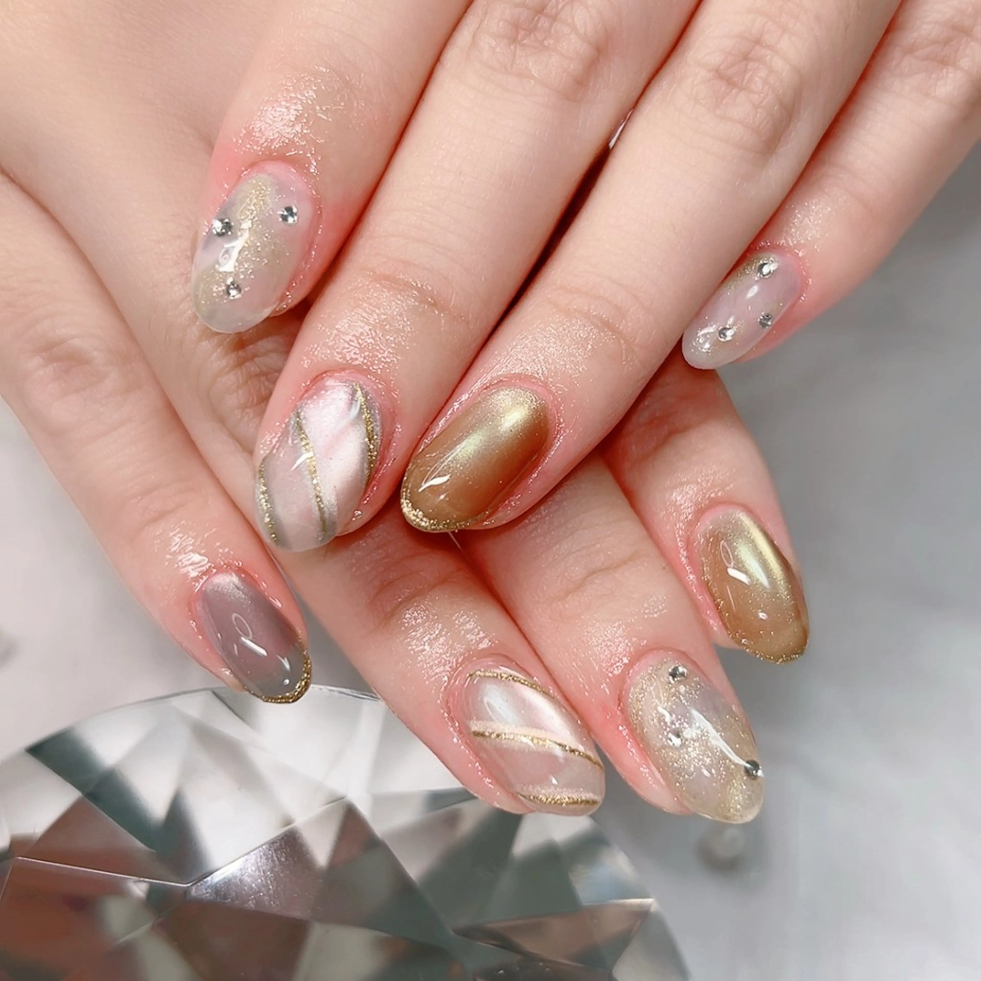 ネイル アートネイル ブラウン ゴールド ラメ(グリッター) マグネットネイル Cute Tips nailのネイルデザイン
