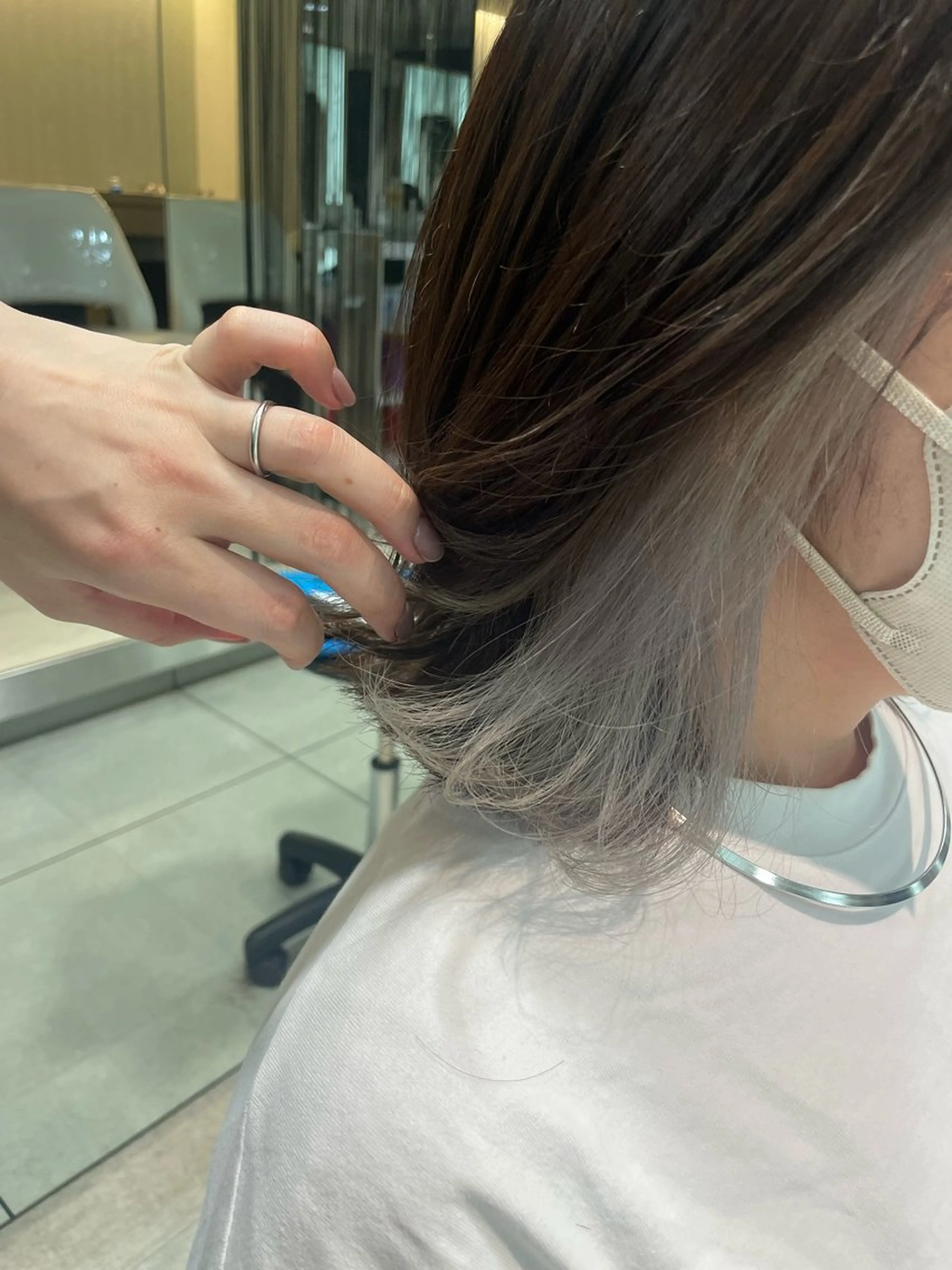 ミディアム カラー ブリーチ イヤリングカラー ヘアカラー トリートメント 松佐 ゆかりのヘアスタイル