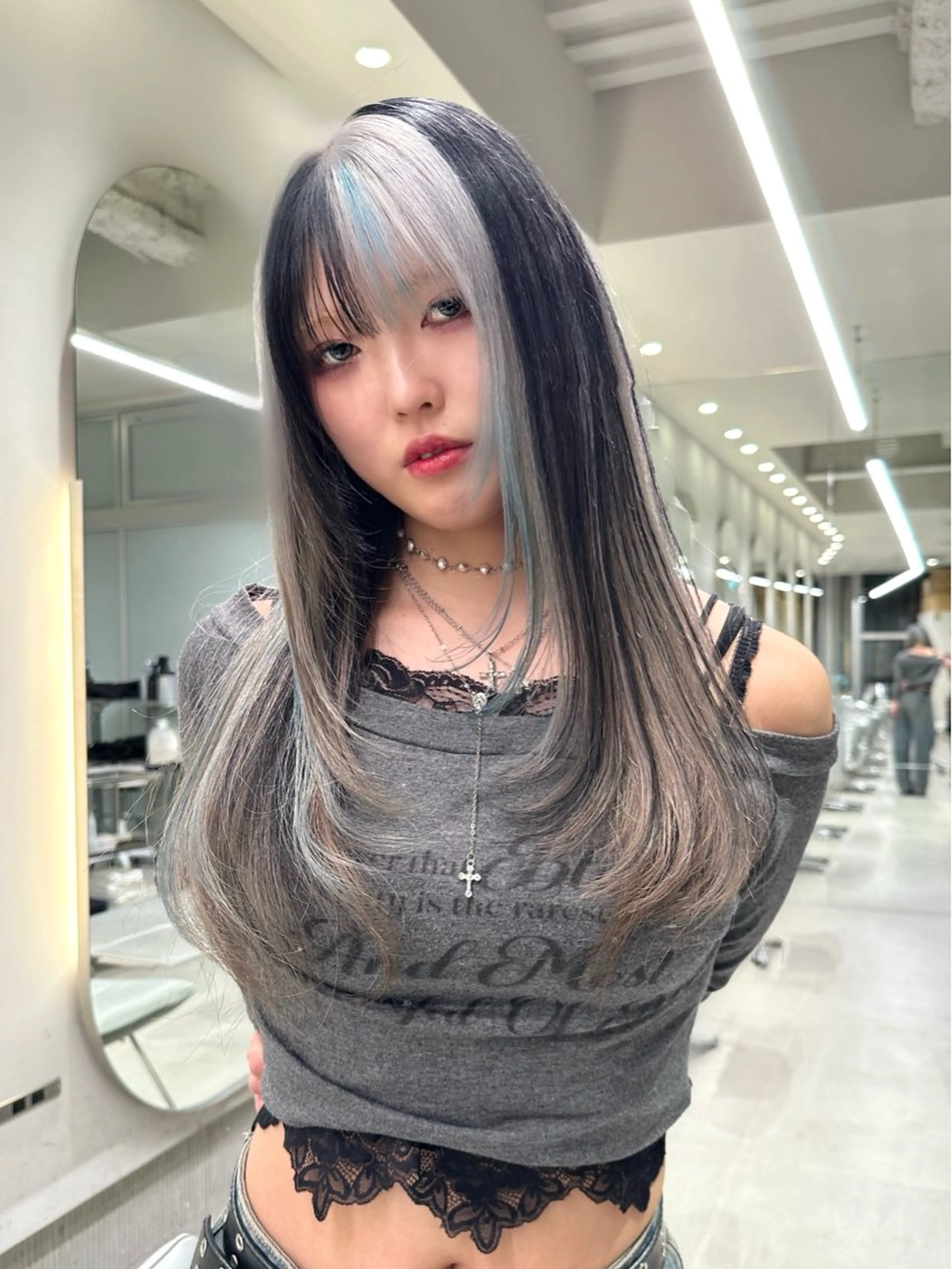 カラー 黒髪 ブルーカラー シルバー 金森 凜久のヘアスタイル