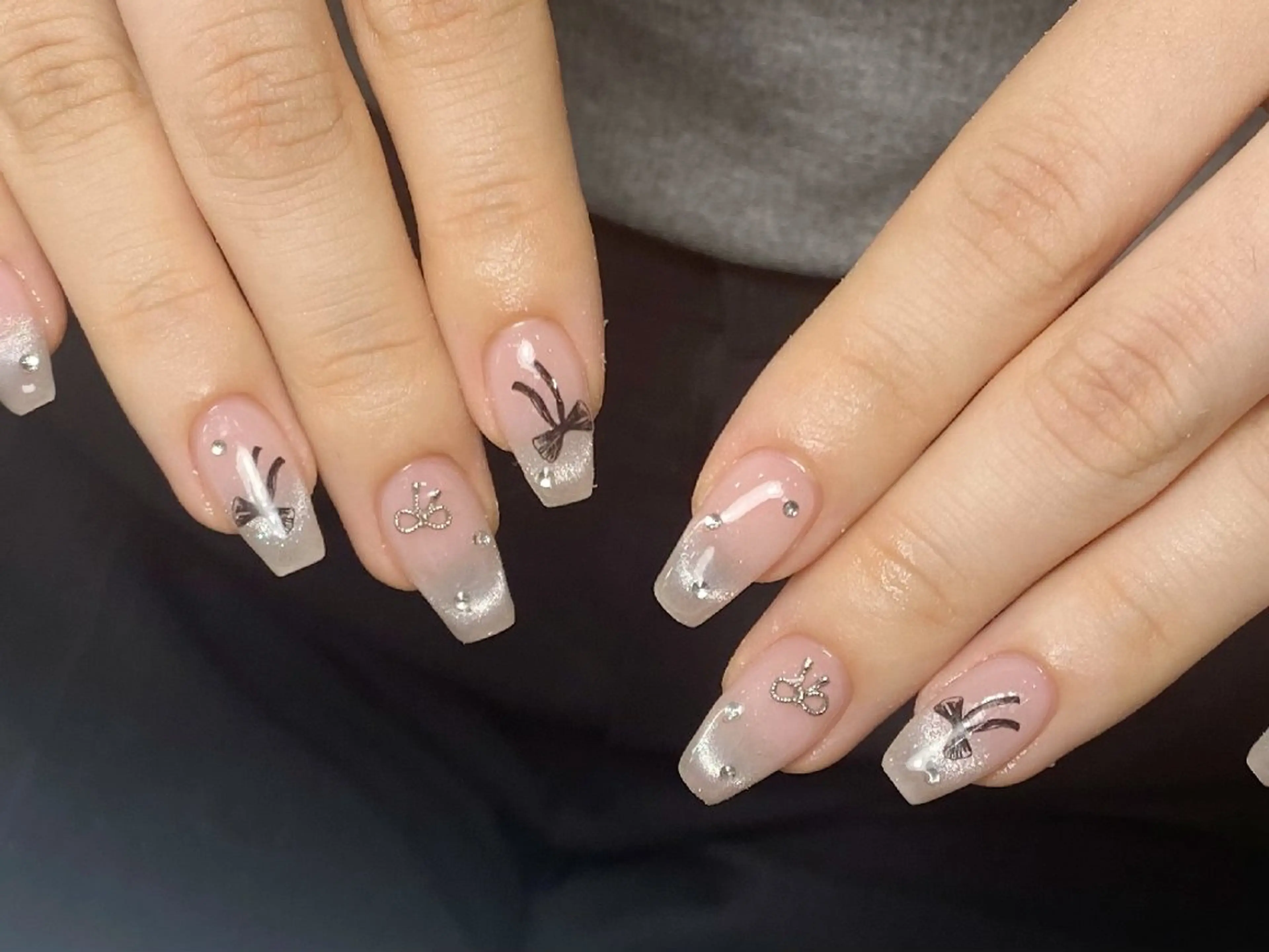 ネイル チークネイル フレンチネイル ジェルネイル ガーリー キラキラネイル ハンドネイル UM Nail Salonのネイルデザイン