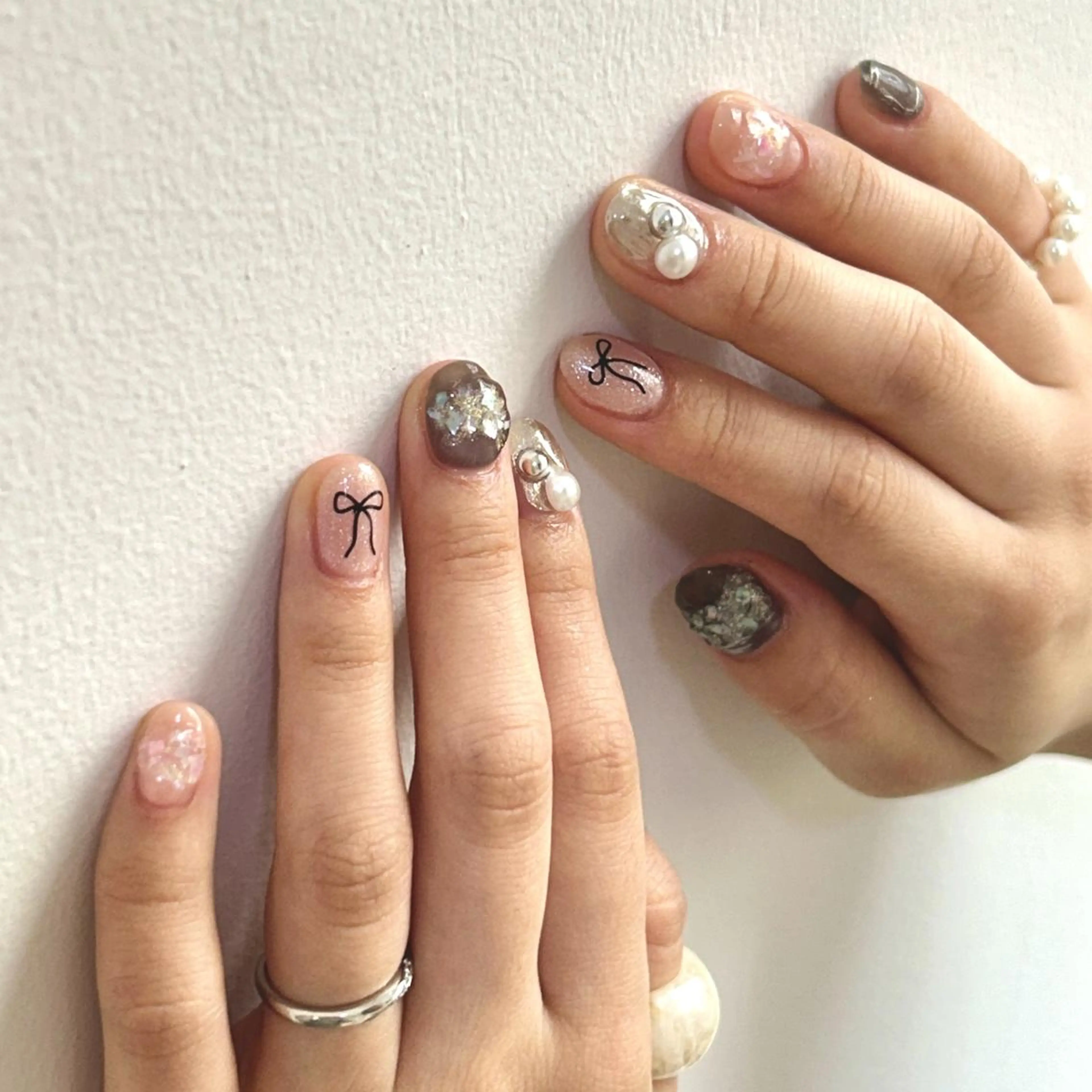 ネイル ジェルネイル 韓国ネイル ニュアンスネイル ぷっくりネイル リボン nailstudio eviz新宿店のネイルデザイン