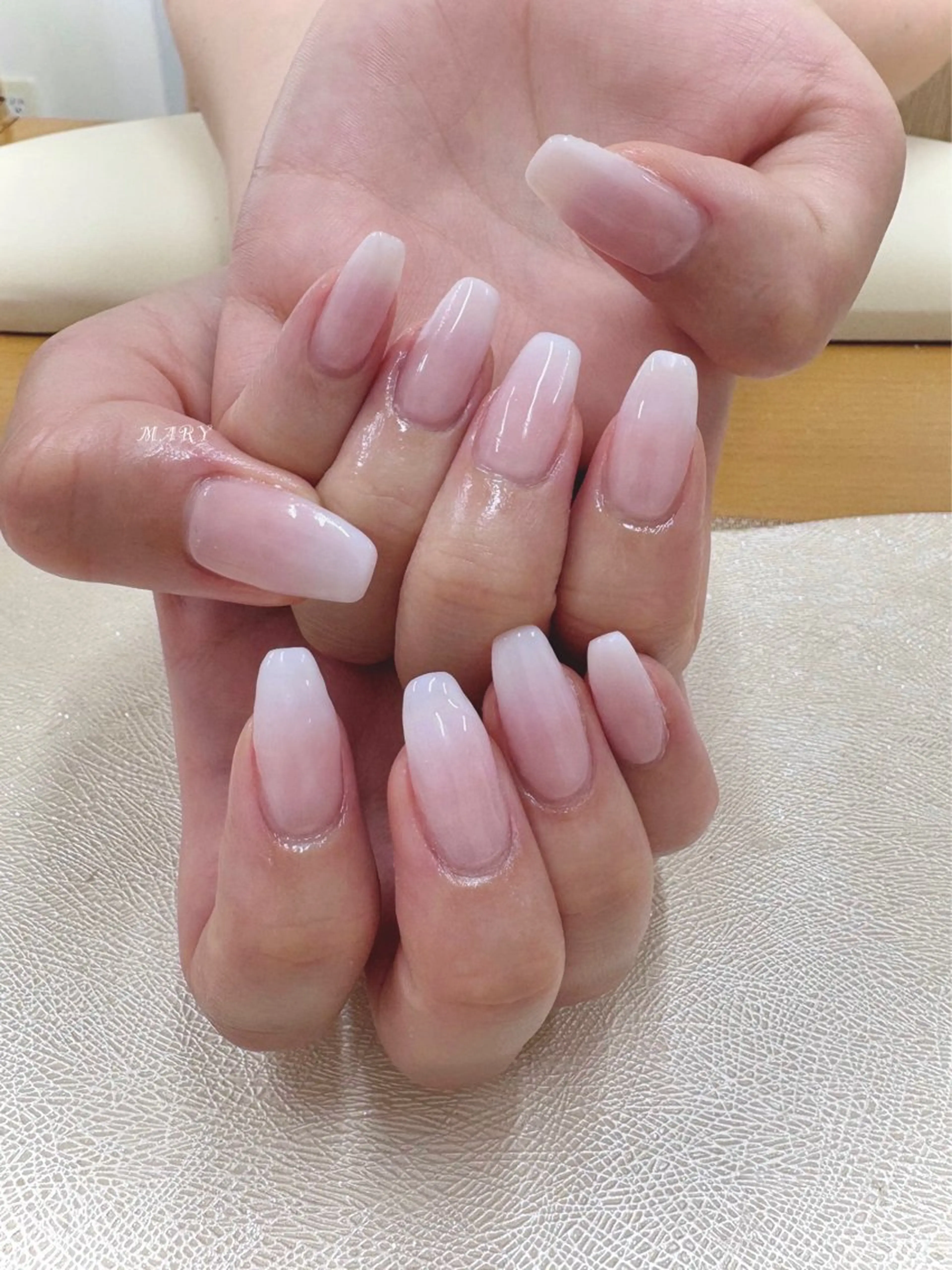 ネイル グラデーション ニュアンスネイル シンプルネイル ホワイト ハンドネイル Mary nail所属・Mary nail .narumiのネイルデザイン