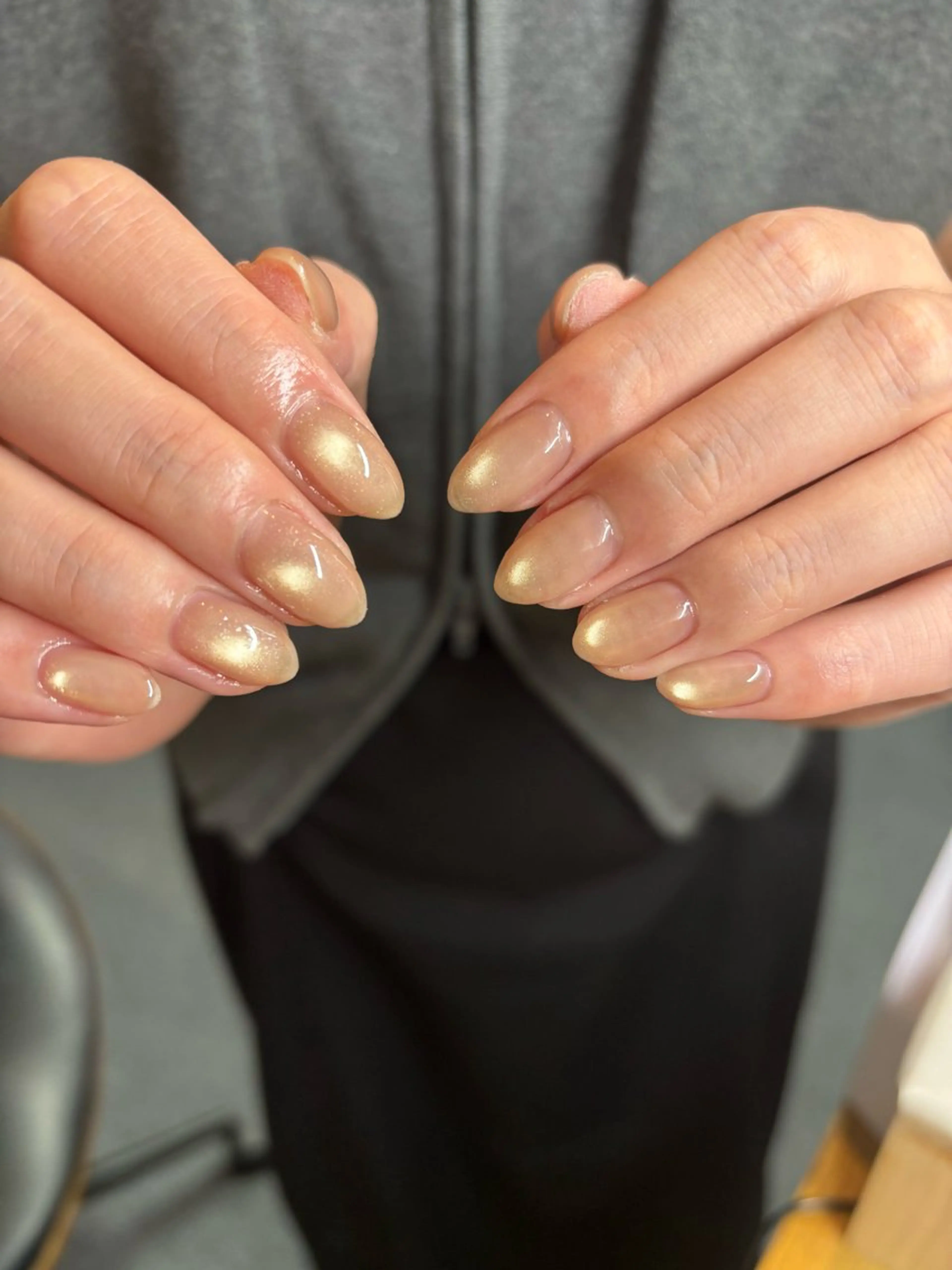 ネイル ゴールド キラキラネイル マグネットネイル 黄色 ハンドネイル ハンドケア 🎀NAIL🎀 AI🪄︎︎◝✩のネイルデザイン