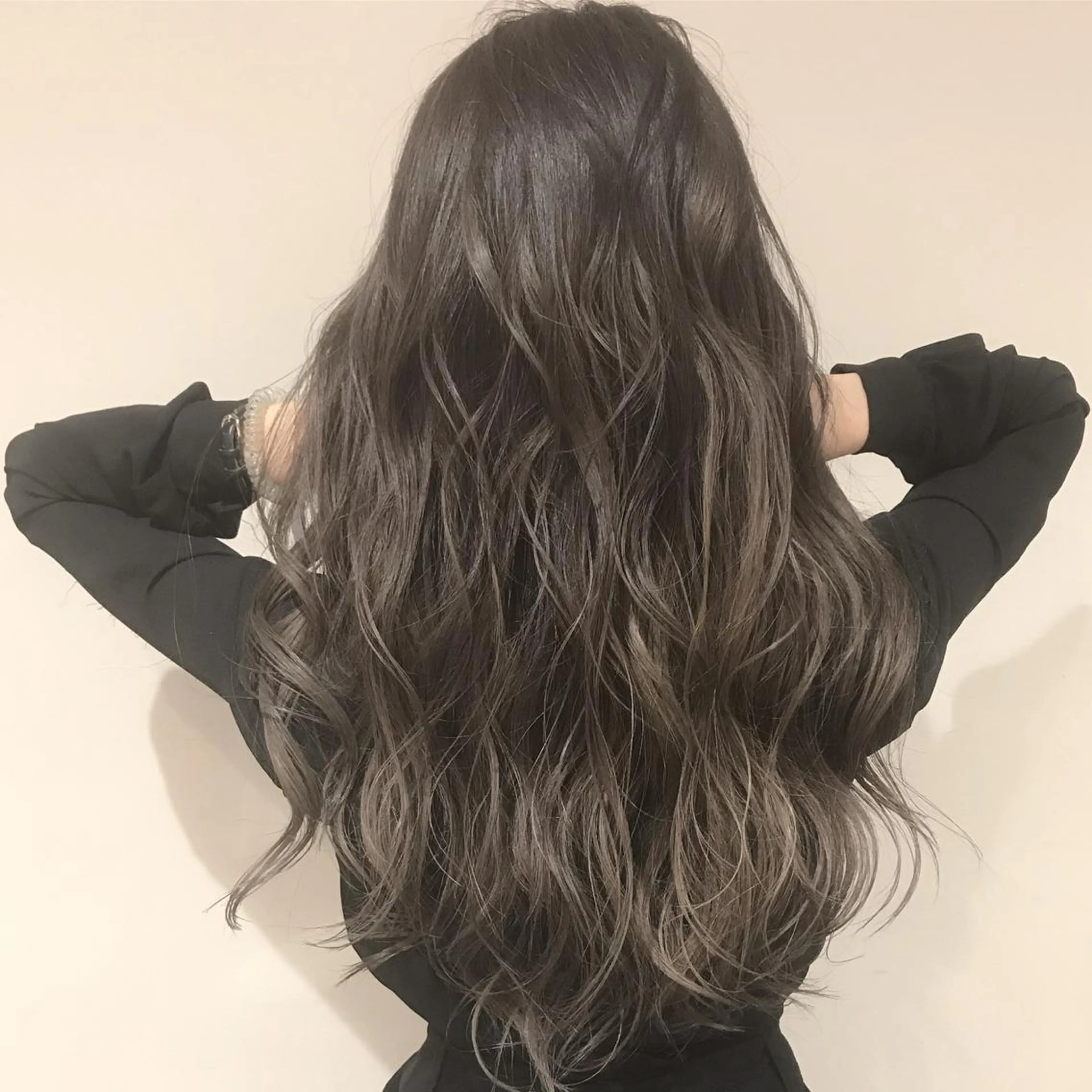 ミディアム カラー アッシュ アッシュグレー アッシュグレージュ バレイヤージュ ベージュカラー AMI Hair  supply所属・髪質改善カラー 韓国風レイヤーのヘアスタイル