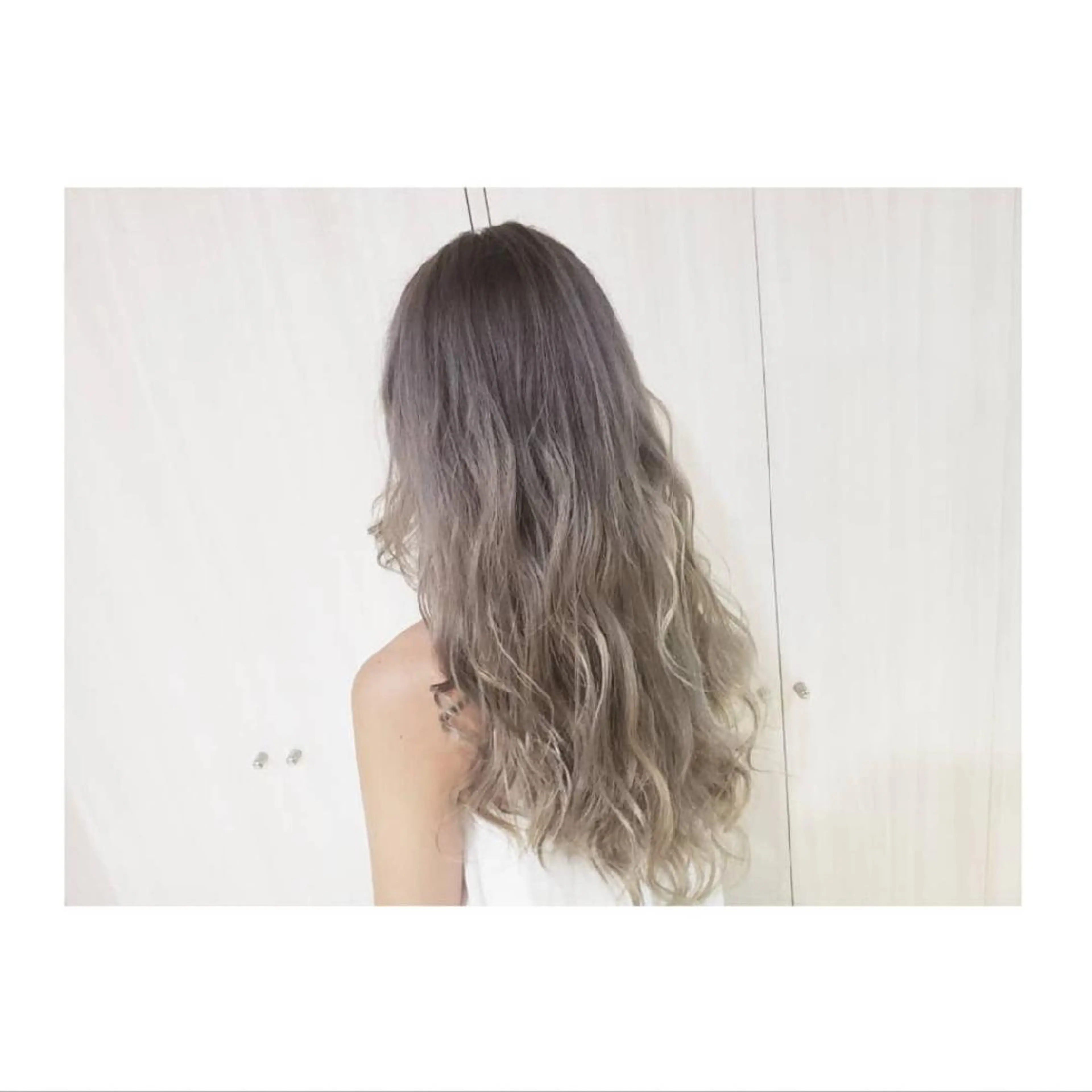 ロング カラー グラデーションカラー グレージュ Luana 矢場町のヘアスタイル