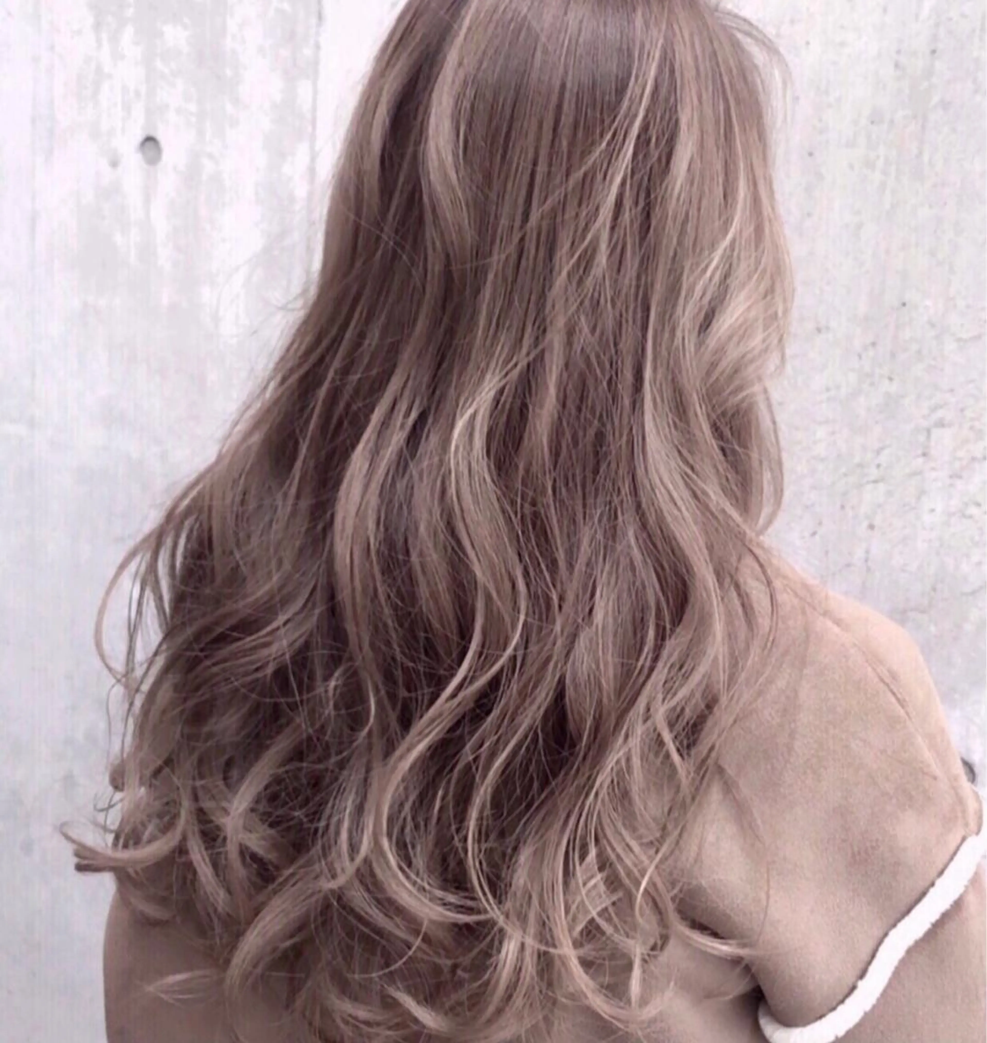 ロング カラー アッシュ ベージュカラー ブルーカラー グレージュ ハイトーンカラー ヘアカラー DX  SHARE  SALON 　SHIBUYA所属・AKI アキのヘアスタイル