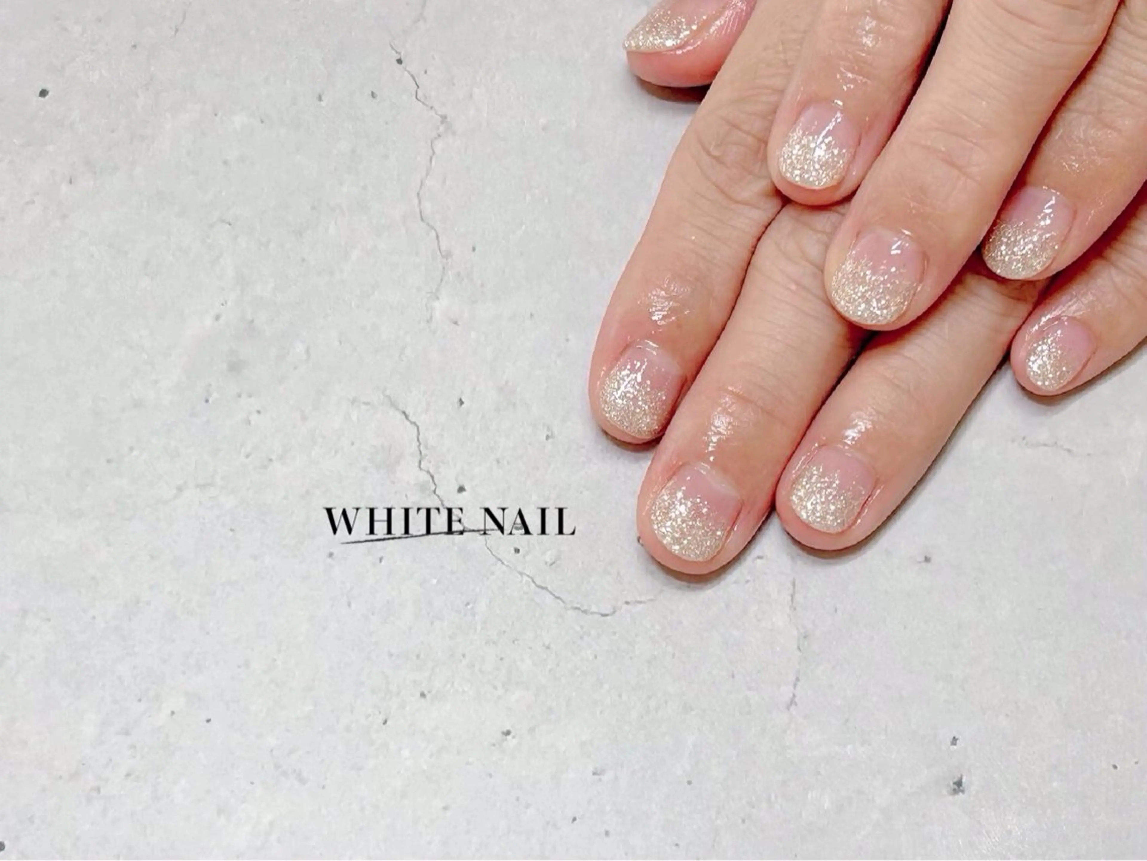 ネイル グラデーション ラメ(グリッター) ラメグラデーション ハンドネイル WHITE NAIL ホワイトネイルのネイルデザイン
