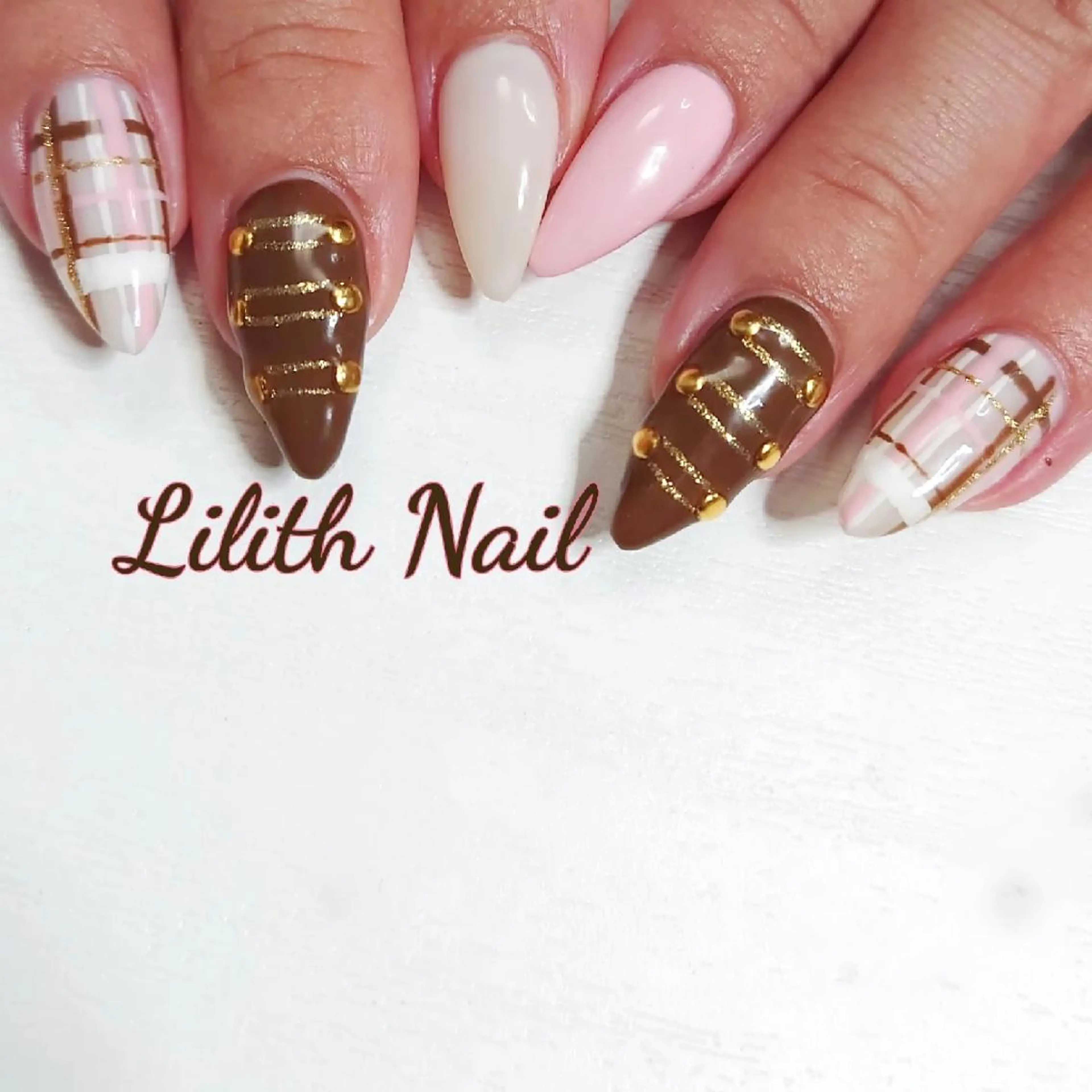 ネイル おそろいネイル ピンク 赤色 ハンドネイル Lilith Nailのネイルデザイン