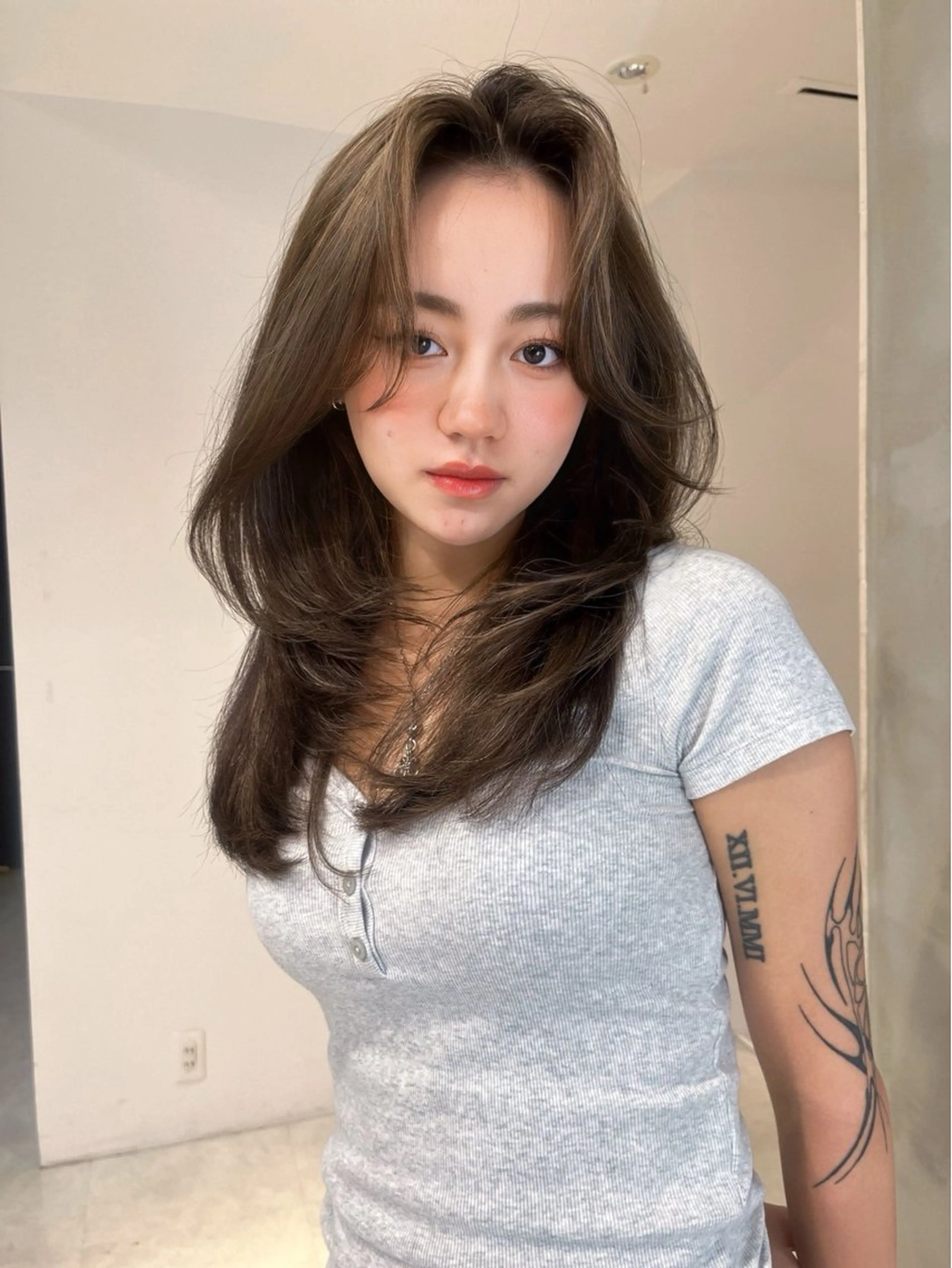 ミディアム カット ヘアカラー トリートメント 海野翔吾🇨🇳 ワンホンレイヤーのヘアスタイル