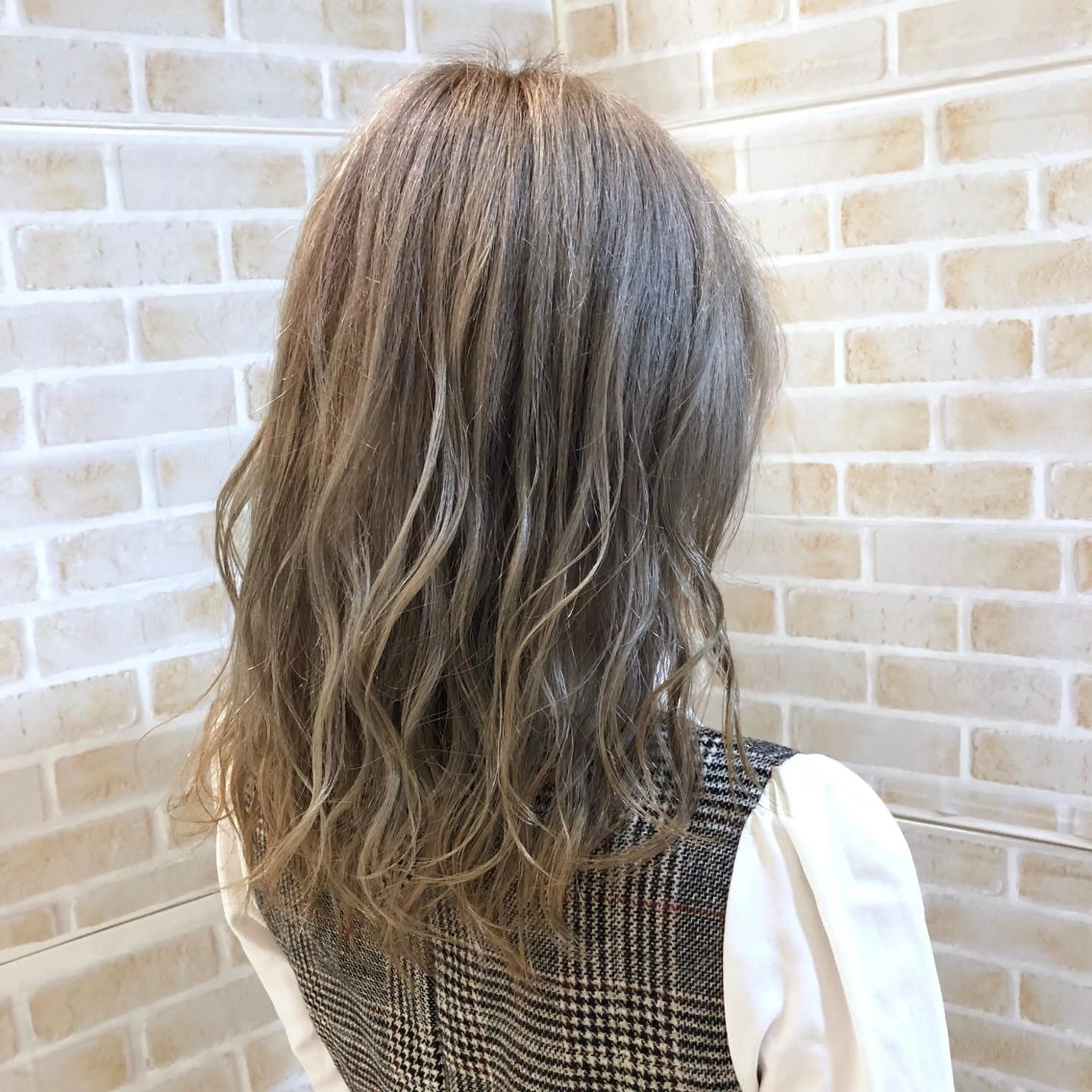 セミロング カラー ベージュカラー ブリーチ ケアブリーチ イルミナカラー ミルクティーベージュ ヘアカラー トリートメント 🌈ぷる艶カラー🌈 髪質改善👑柳沼尚貴のヘアスタイル