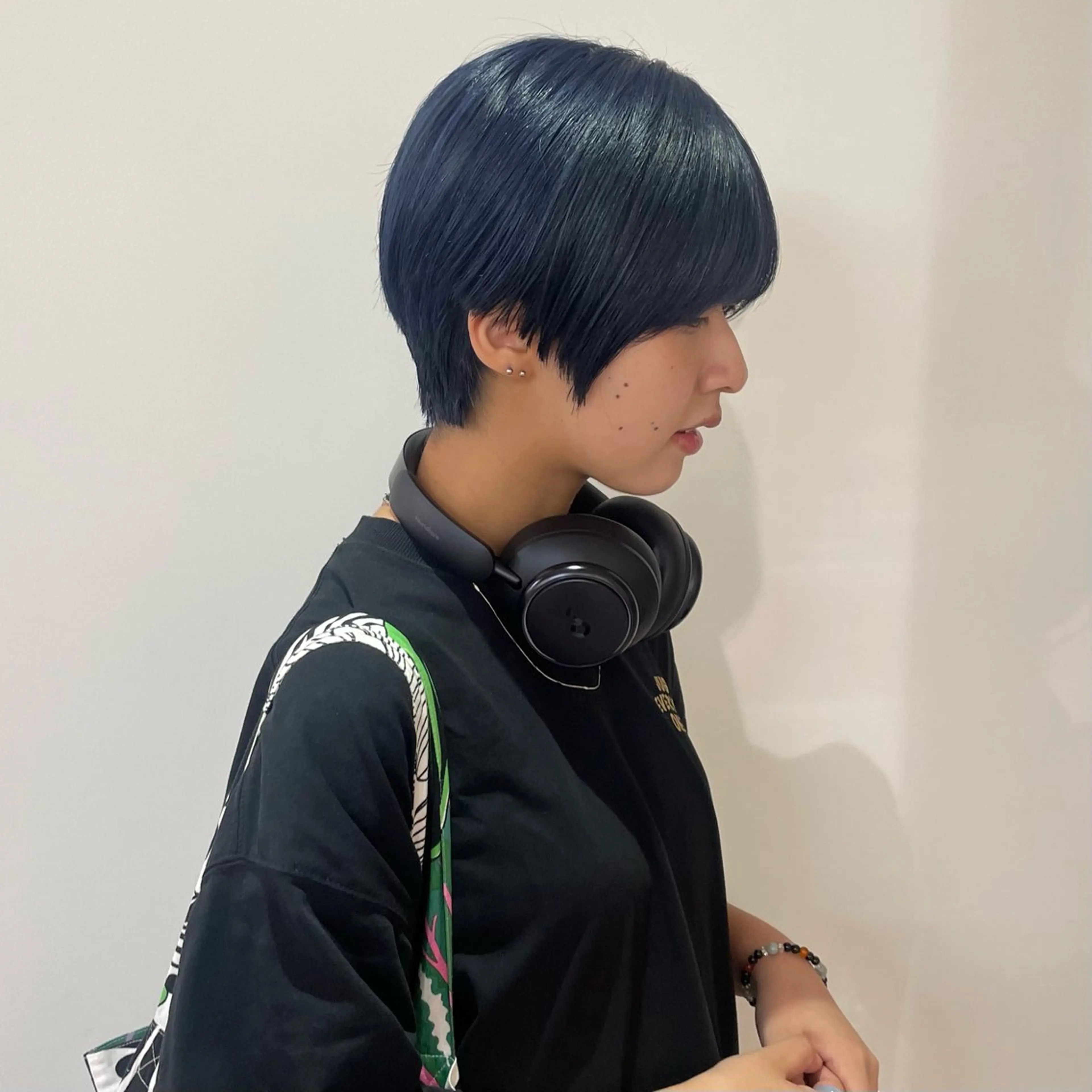 ショート カラー ブリーチ 透明感カラー 顔まわりレイヤー 顔周りカット レイヤーカット ヘアカラー トリートメント nonoka オリーブ/グレージュのヘアスタイル