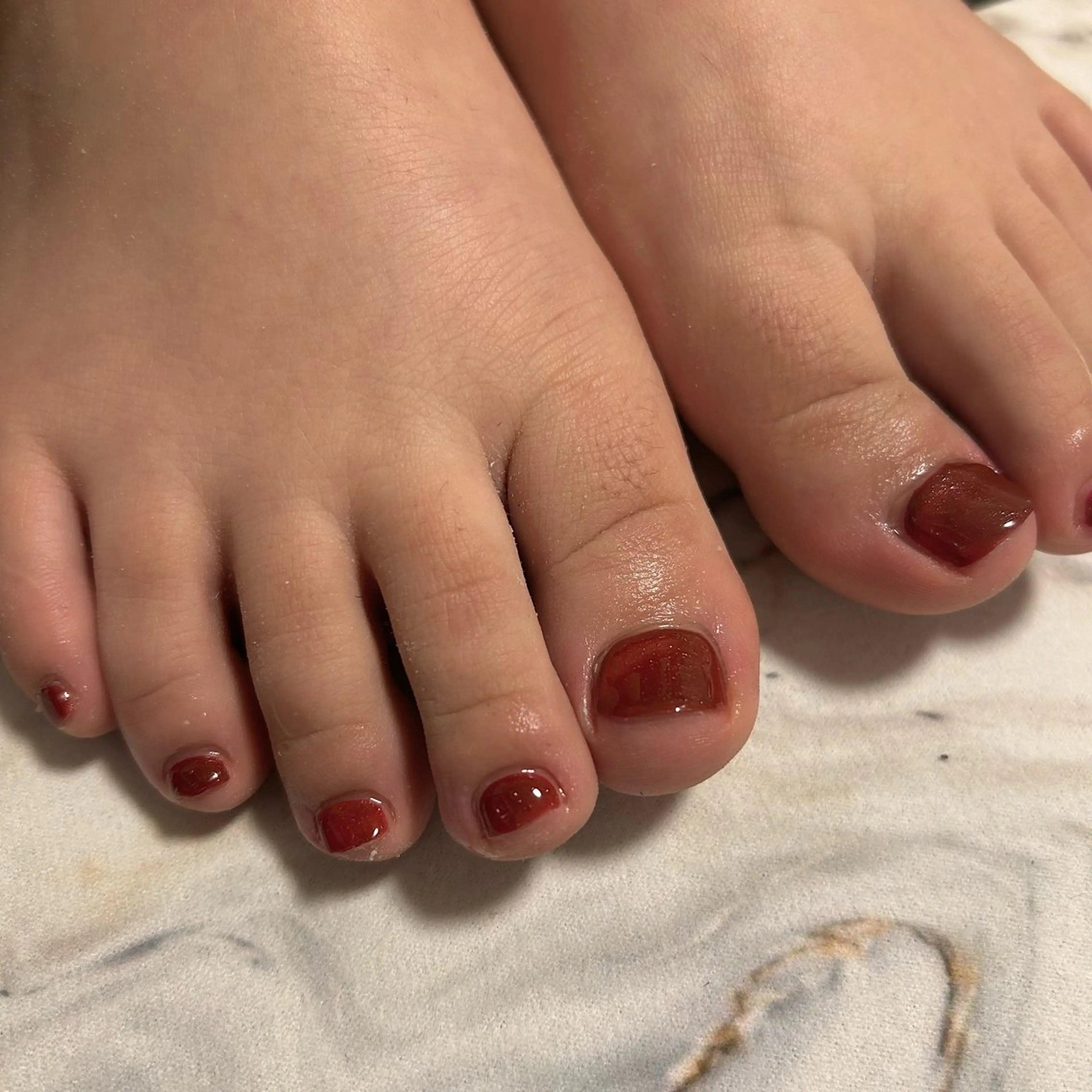 ネイル ボルドー フットネイル ジェルネイル ワンカラーネイル 赤色 フットネイル Nail Stellaのネイルデザイン