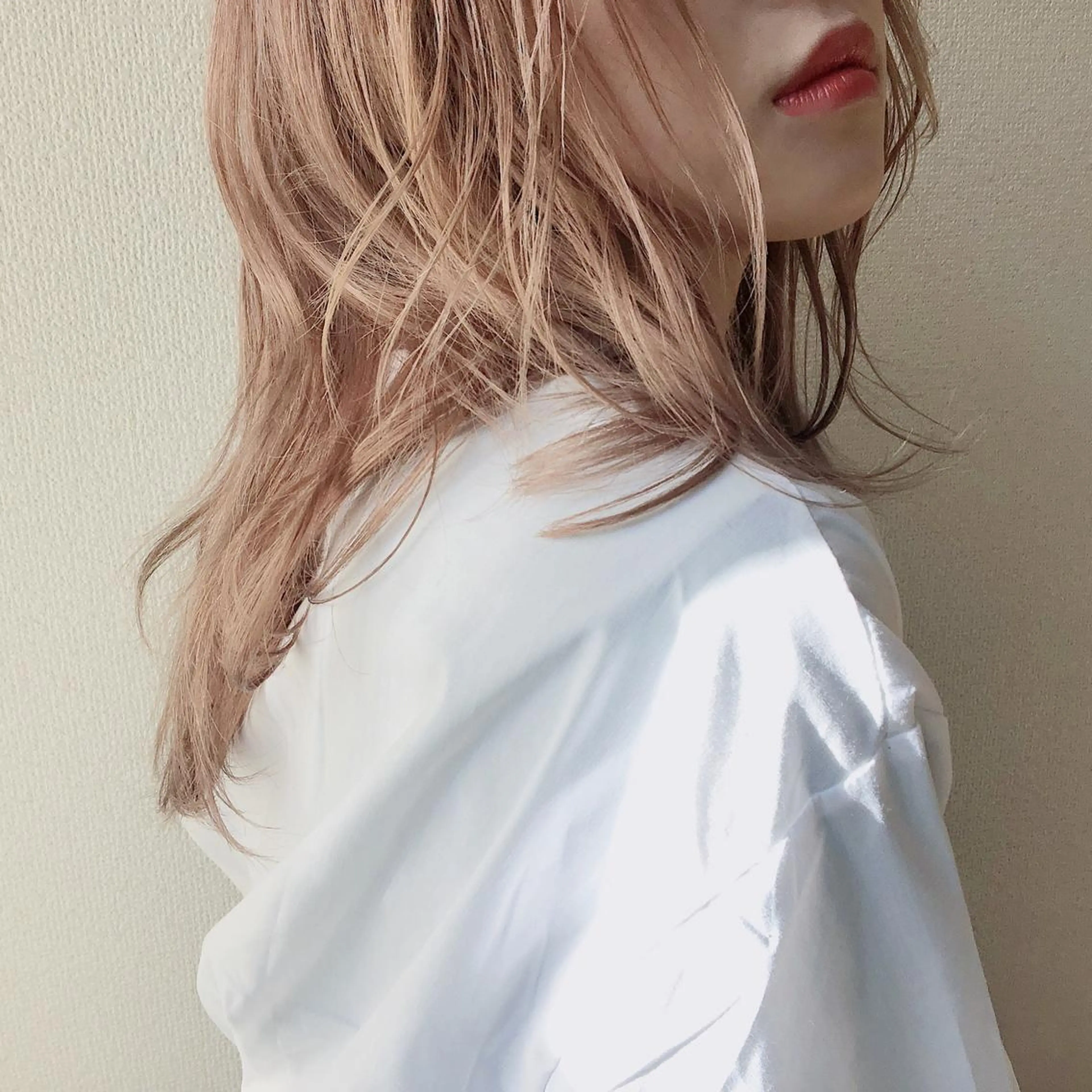 セミロング カラー ベージュカラー ハイトーンカラー ミルクティーベージュ カジュアルを女っぽく 𝗮𝘆𝗮𝗰𝗼のヘアスタイル