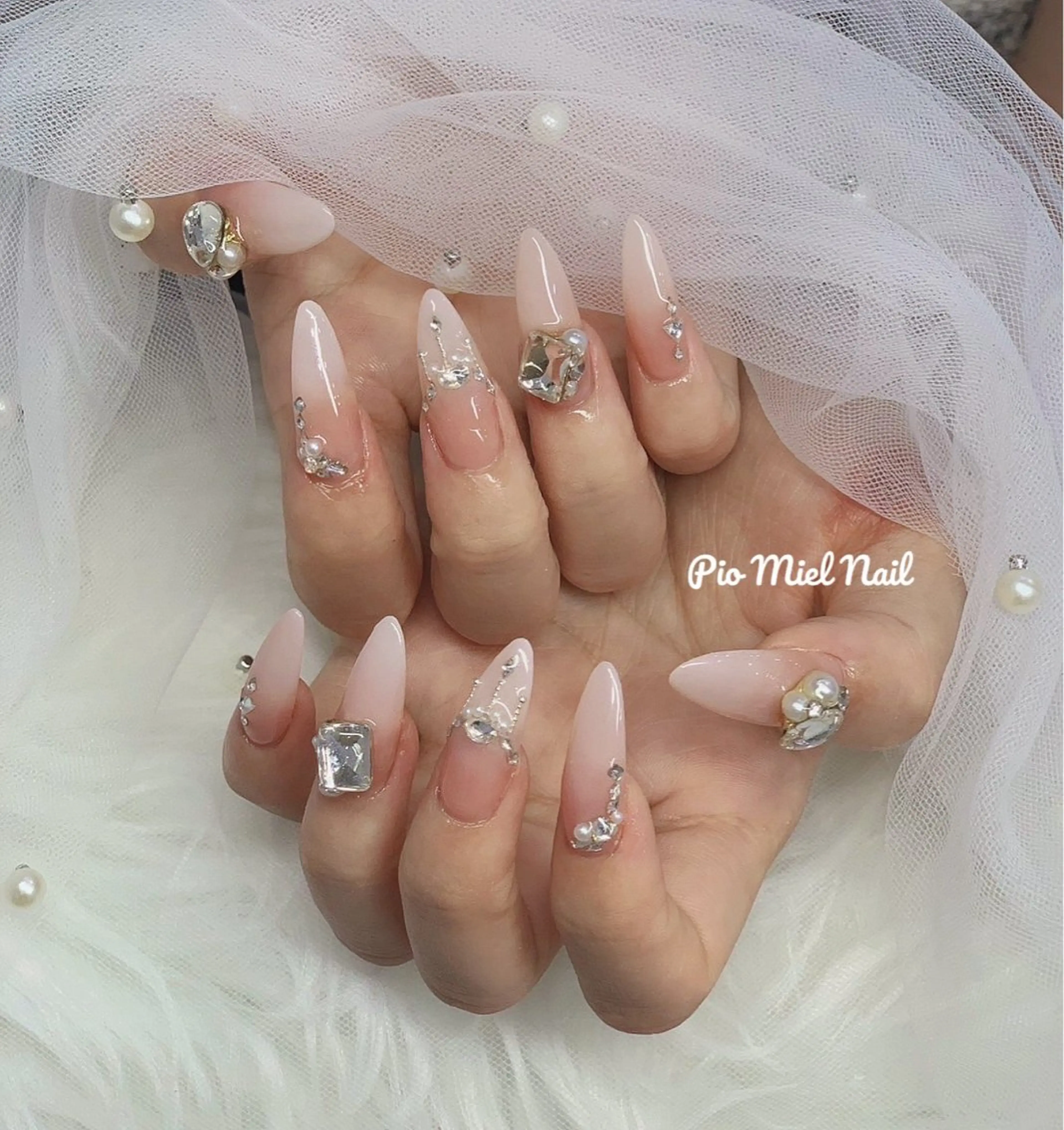 セミロング 韓国風ヘア ハンドネイル momo 長さだしのネイルデザイン