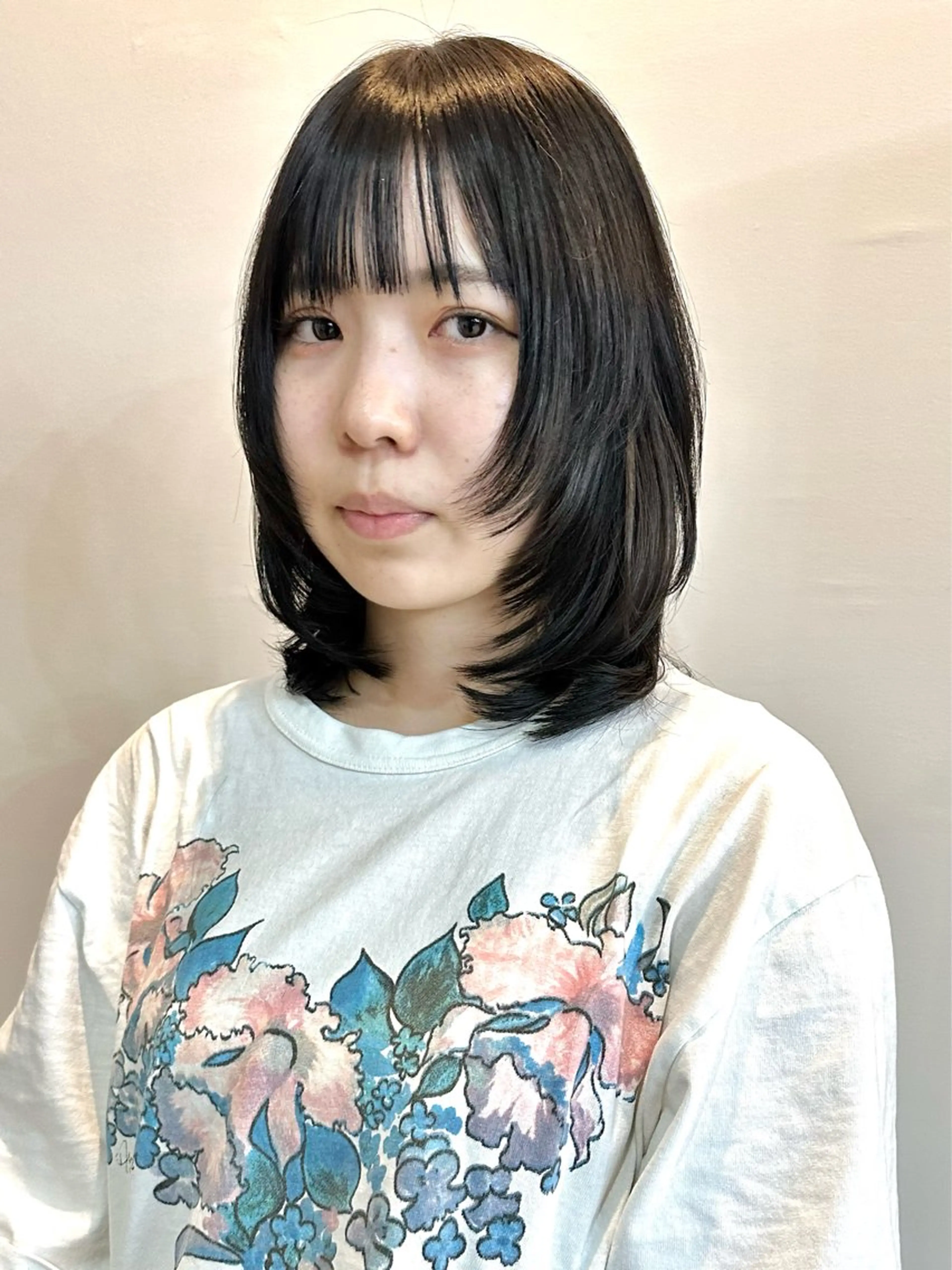 ミディアム カラー ヘアアレンジ インナーカラー 韓国風ヘア レイヤーカット ワンホンレイヤー ワンホンヘア 切りっぱなしボブ/ デザインカラー店長のヘアスタイル