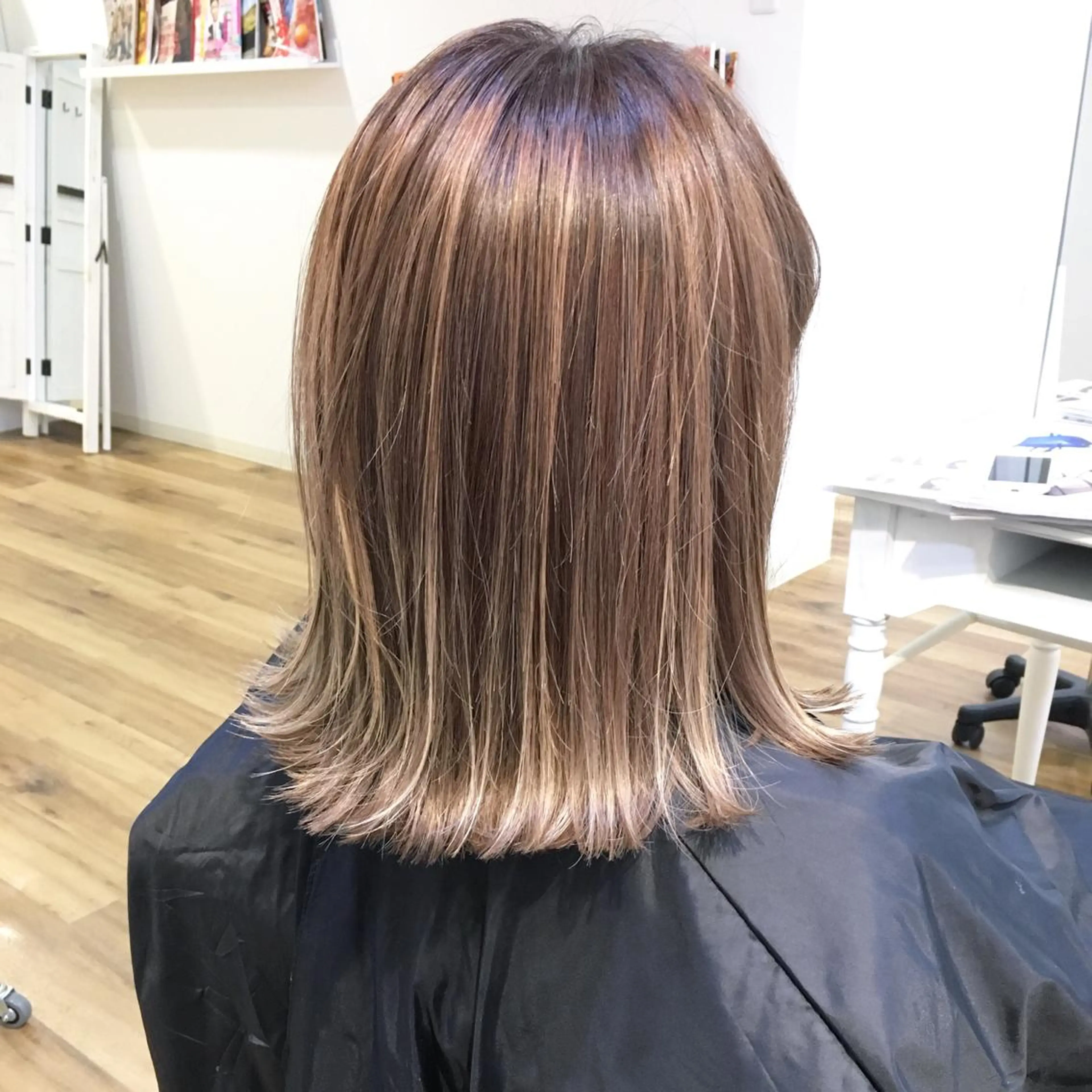 ミディアム カラー タカハシ ユウキのヘアスタイル