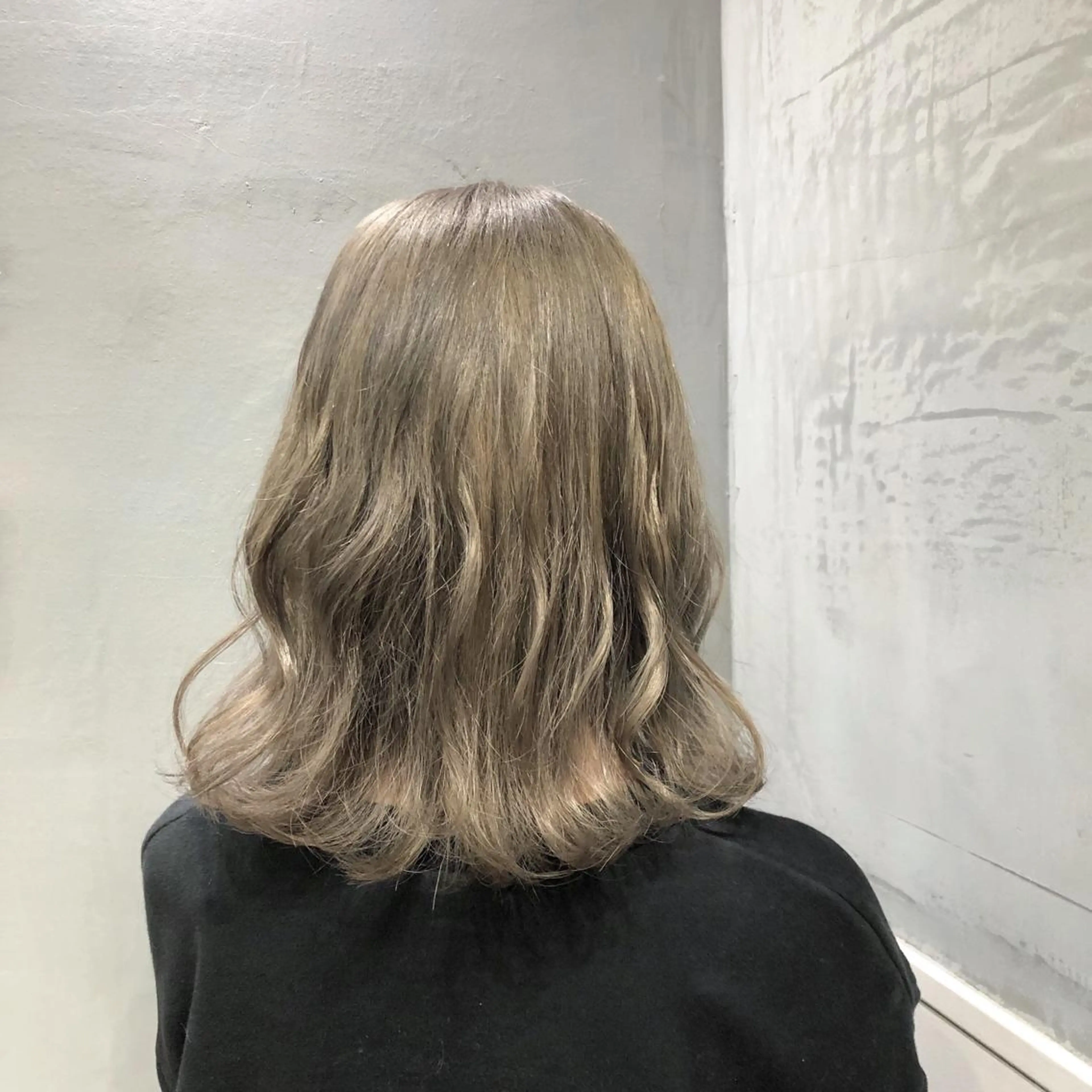 ミディアム カラー ベージュカラー ブリーチ ミルクティーベージュ ILu.所属・櫻井 愛弓のヘアスタイル