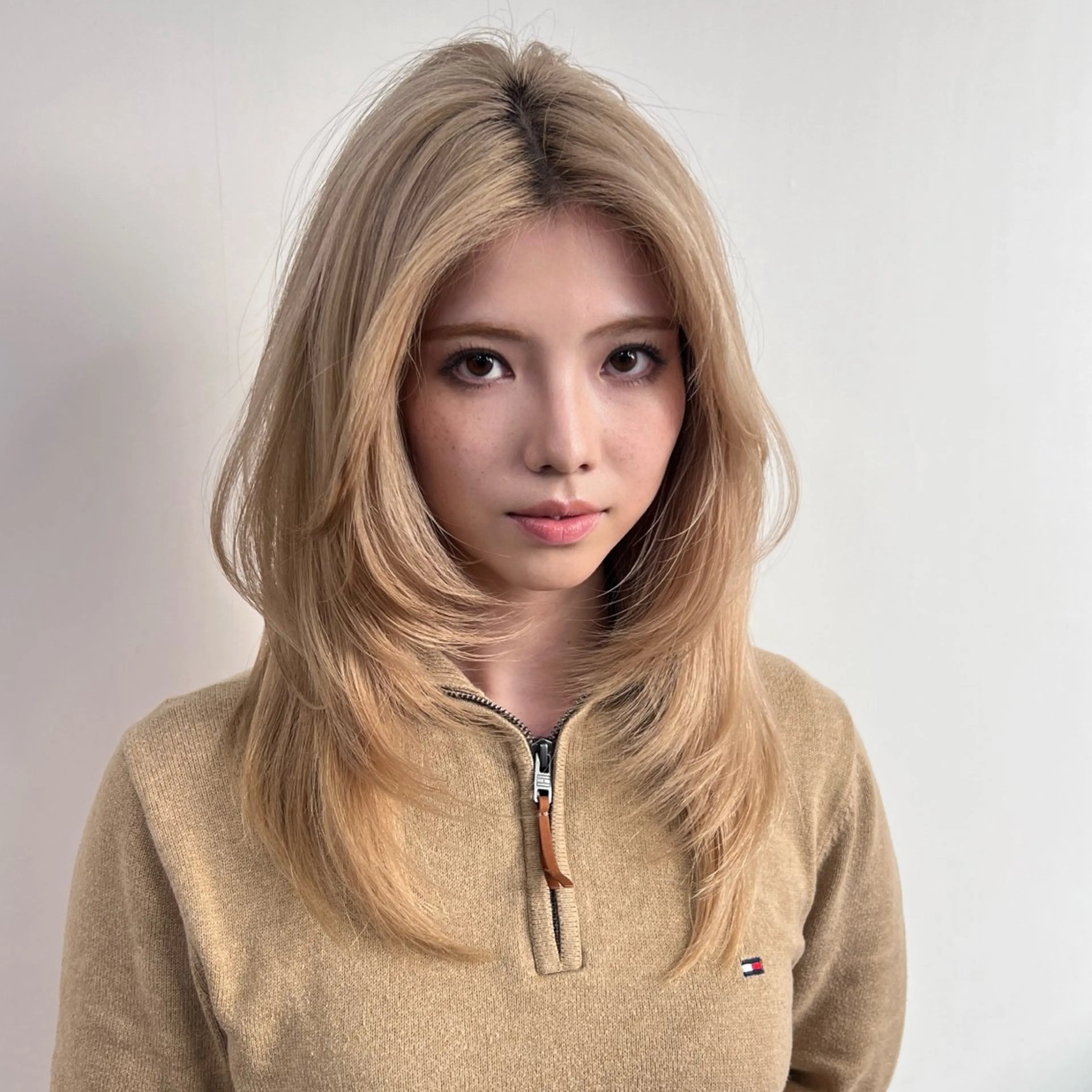 カラー 抜きっぱなしブロンド カット ヘアカラー トリートメント 武田涼レイヤーカット 髪質改善×縮毛矯正のヘアスタイル