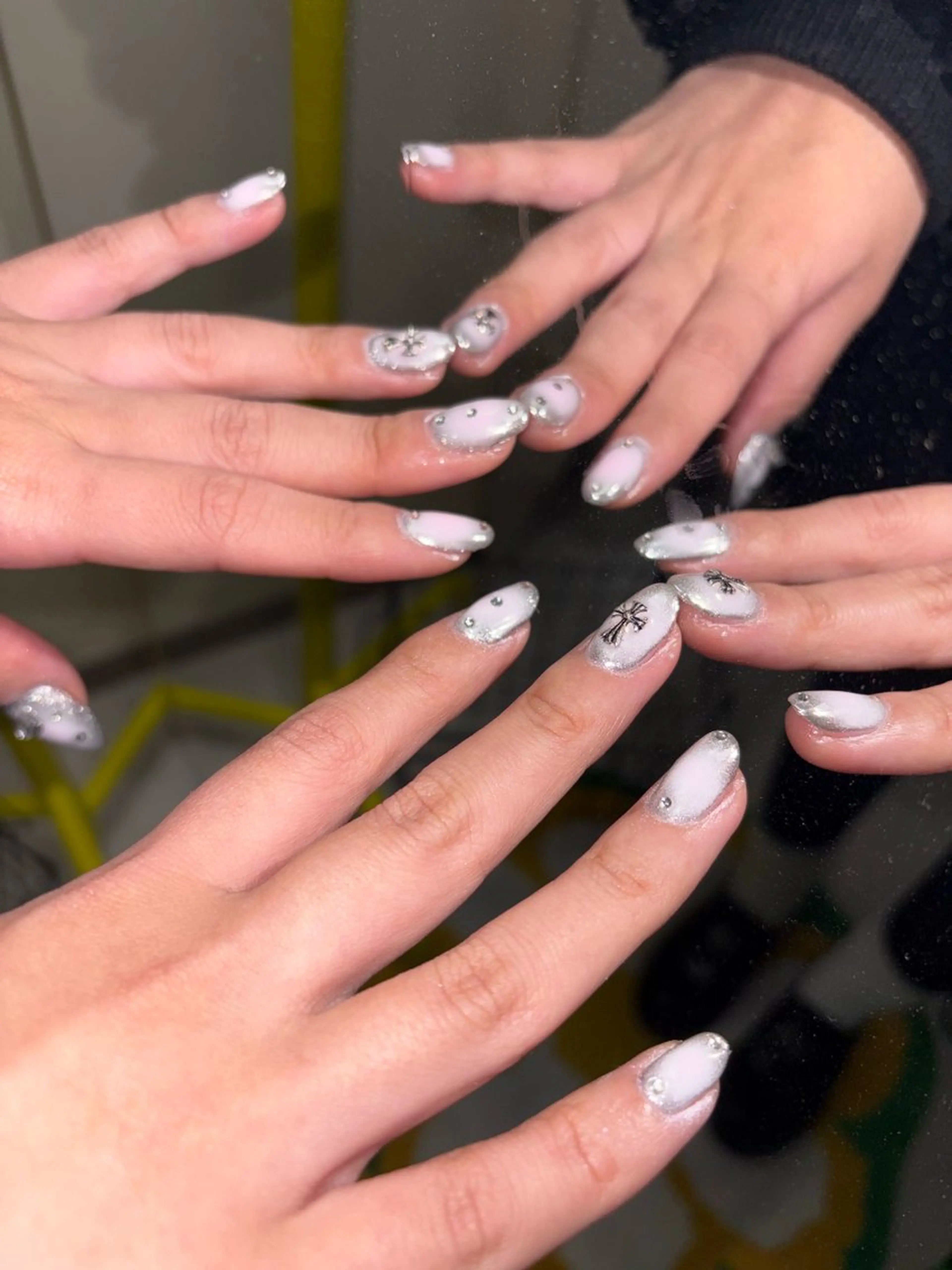 ネイル チークネイル ミラーネイル ピンク シルバー ハンドネイル 33nail✴️栄 スミレ❇️Gel-xのネイルデザイン