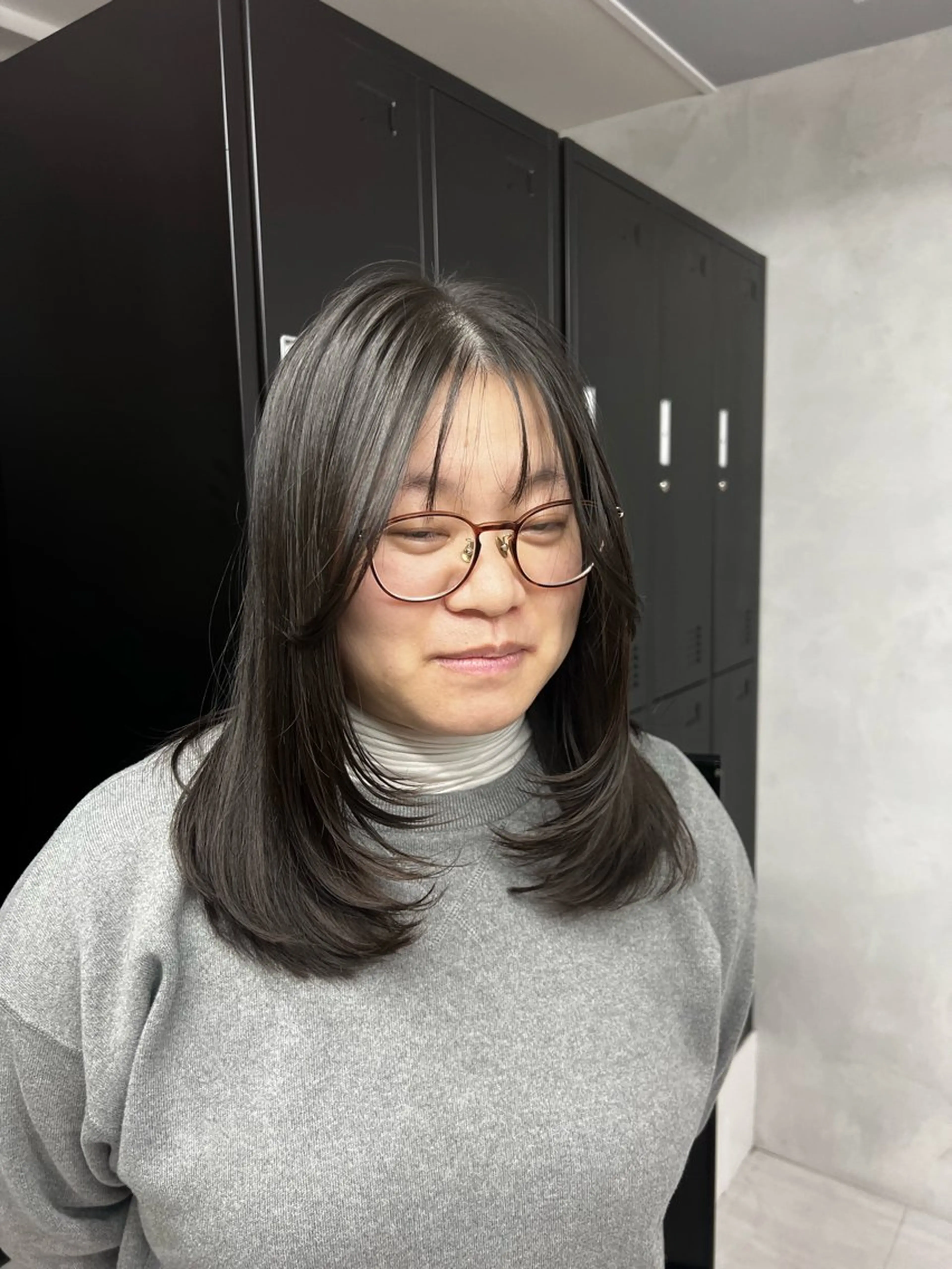 ミディアム カット ヘアカラー トリートメント 小森聖奈 韓国風レイヤーカットのヘアスタイル