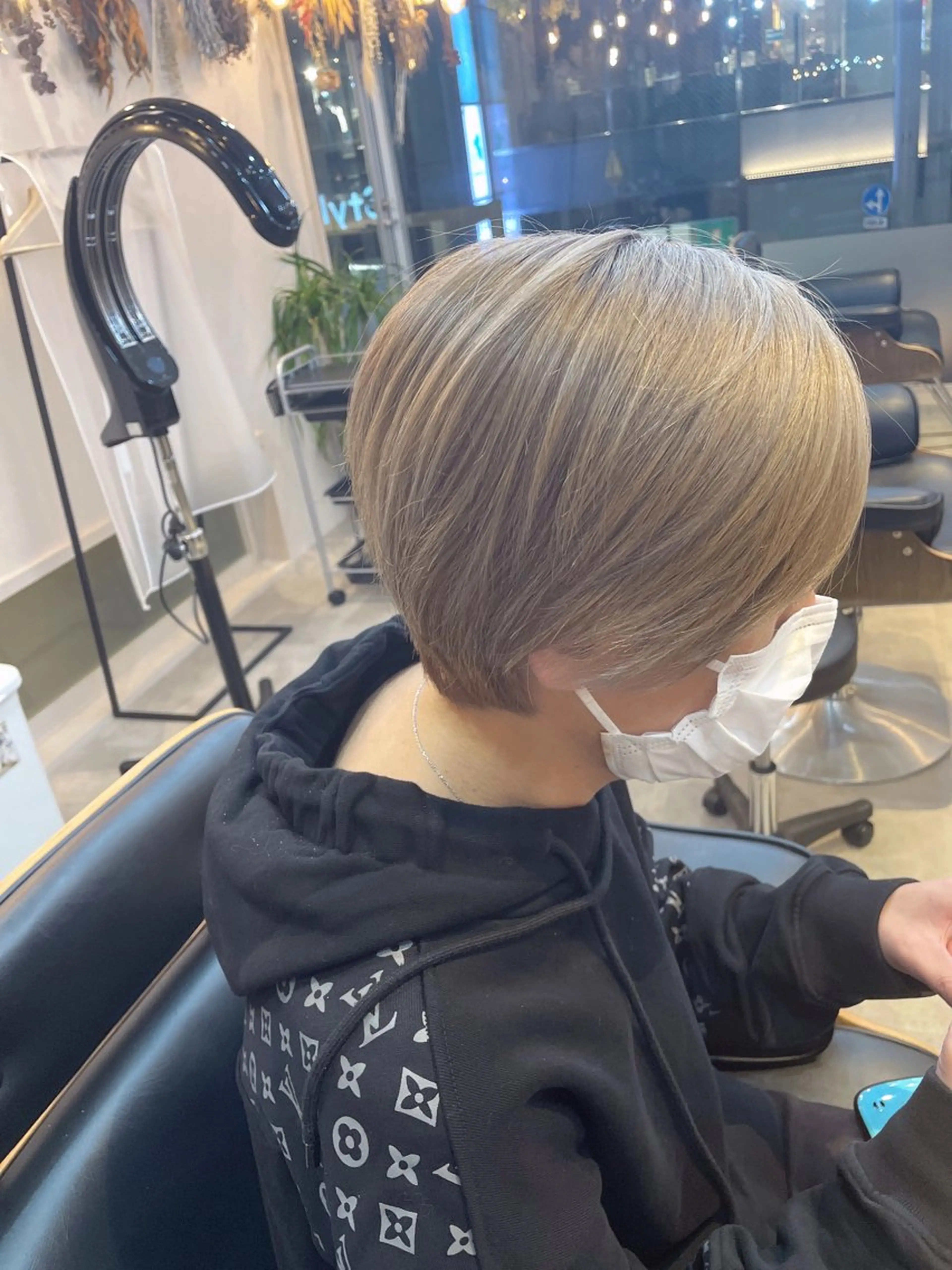 カラー メンズ メンズハイトーン アッシュ ベージュカラー ハイトーンカラー カット ヘアカラー MAQUM所属・【メンズ特化】渡部 京弘/パーマのヘアスタイル